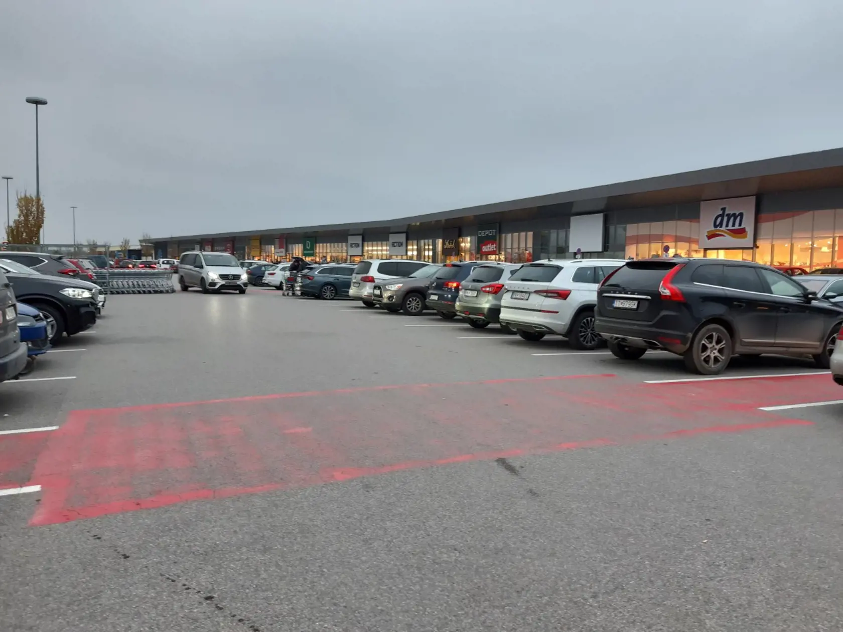 Tento víkend nebolo v obchodoch v Kittsee toľko slovenských áut, ako zvyčajne, hranica je otvorená len pre pendlerov. Ani malá benzínka v dedine tentokrát nepraskala vo švíkoch.