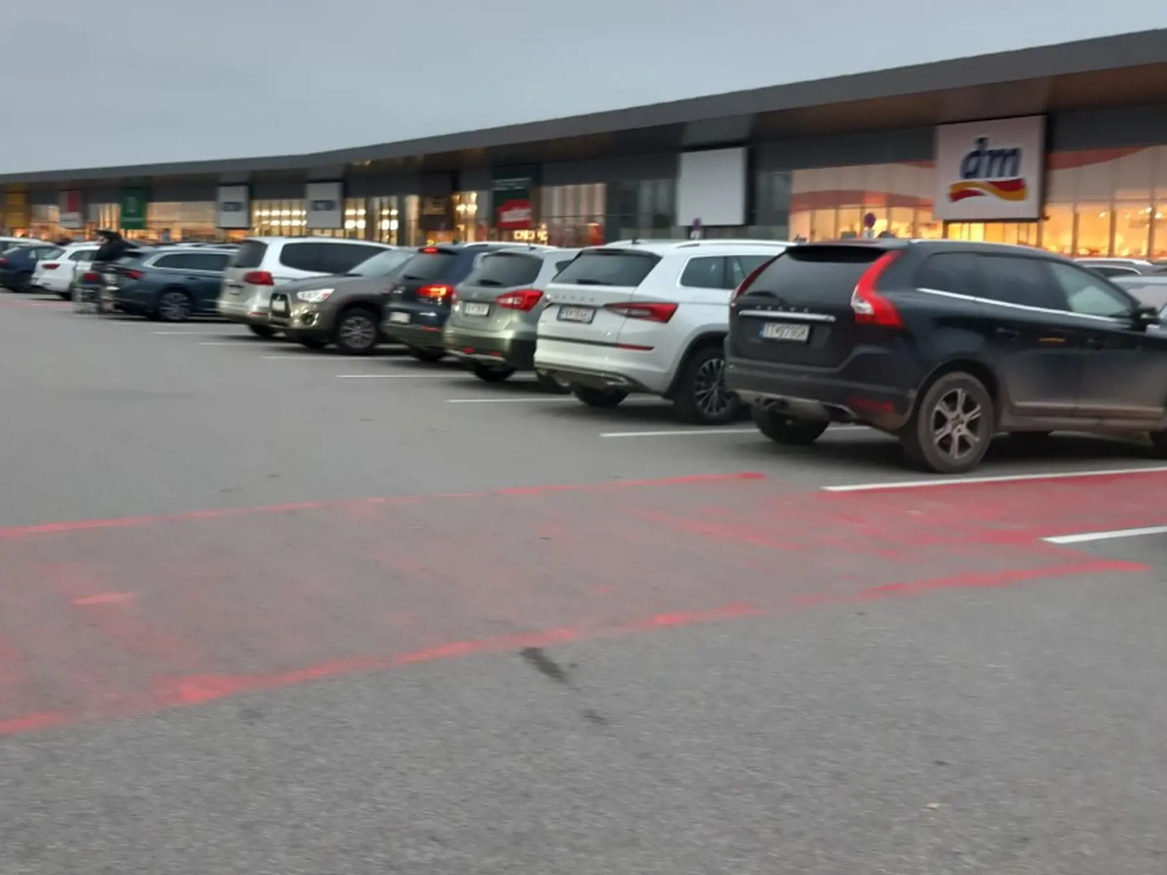 Tento víkend nebolo v obchodoch v Kittsee toľko slovenských áut, ako zvyčajne, hranica je otvorená len pre pendlerov. Ani malá benzínka v dedine tentokrát nepraskala vo švíkoch.