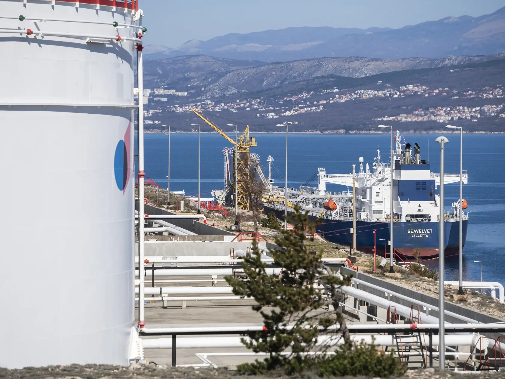 Na snímke ropný tanker s ropou pre Slovnaft z Azerbajdžanu v ropnom termináli na chorvátskom ostrove Krk v meste Omišalj 18. marca 2023. FOTO TASR - Jaroslav Novák	