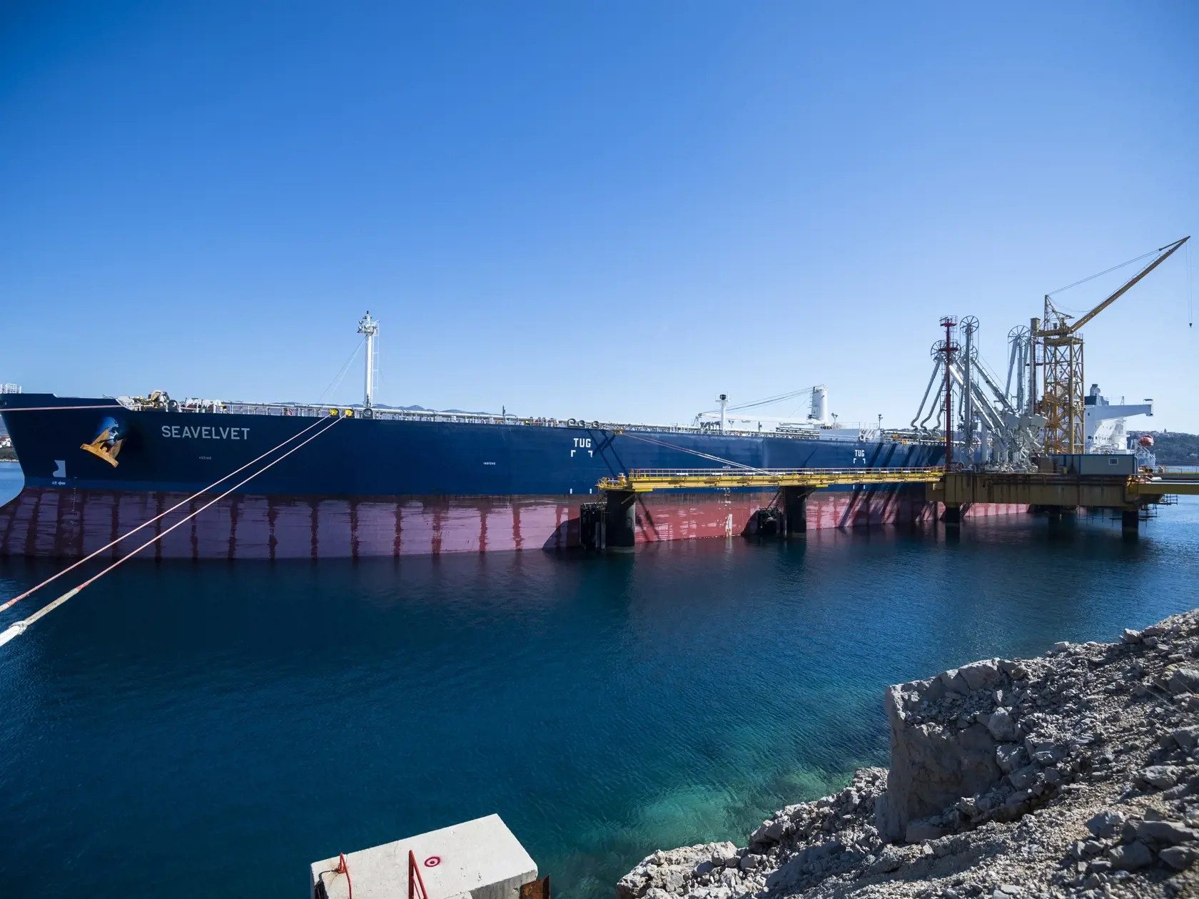 Na snímke ropný tanker s ropou pre Slovnaft z Azerbajdžanu v ropnom termináli na chorvátskom ostrove Krk v meste Omišalj 18. marca 2023. FOTO TASR - Jaroslav Novák	