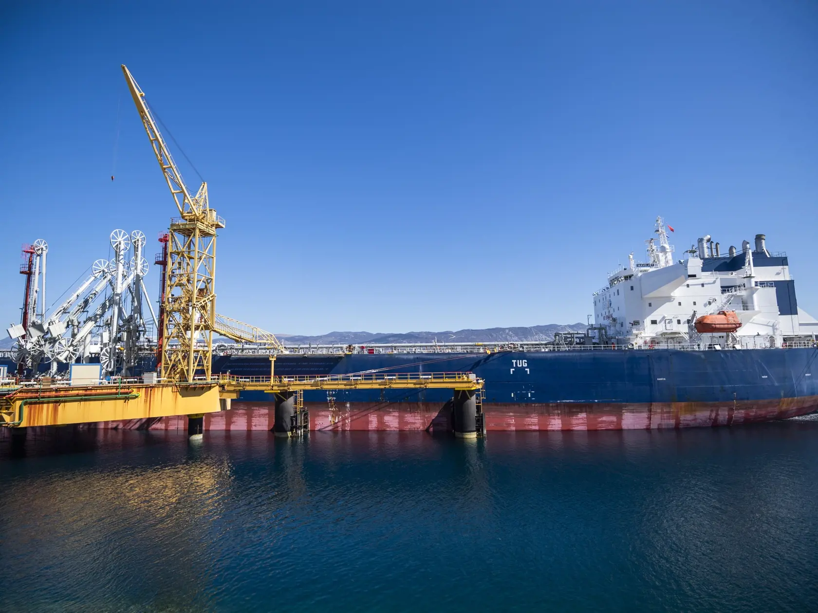 Na snímke ropný tanker s ropou pre Slovnaft z Azerbajdžanu v ropnom termináli na chorvátskom ostrove Krk v meste Omišalj 18. marca 2023. FOTO TASR - Jaroslav Novák	
