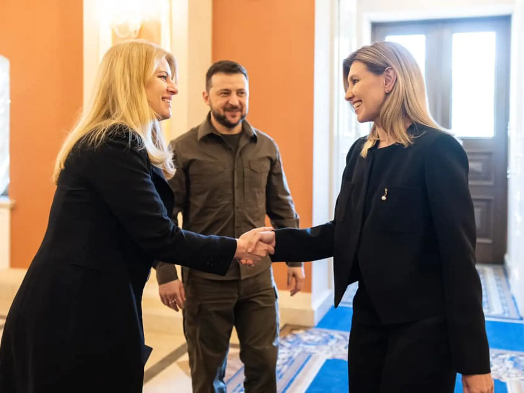 Prezidentka Zuzana Čaputová (vľavo) sa počas návštevy Ukrajiny stretla aj s prezidentom našich východných susedov Volodymirom Zelenským a jeho manželkou Olenou (vpravo).