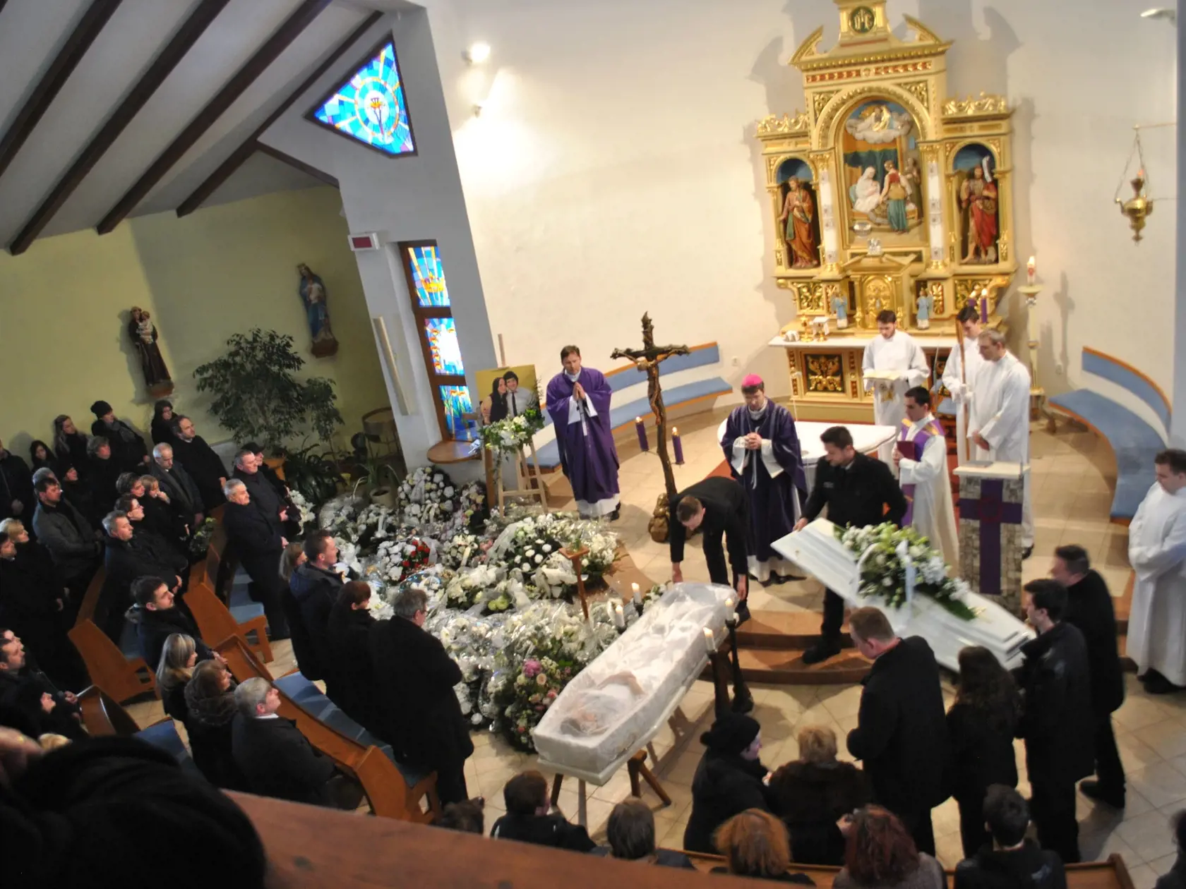  Stovky ľudí vyprevadili na poslednú cestu Martinu Kušnírovú († 27), zavraždenú snúbenicu investigatívneho novinára Jána Kuciaka.