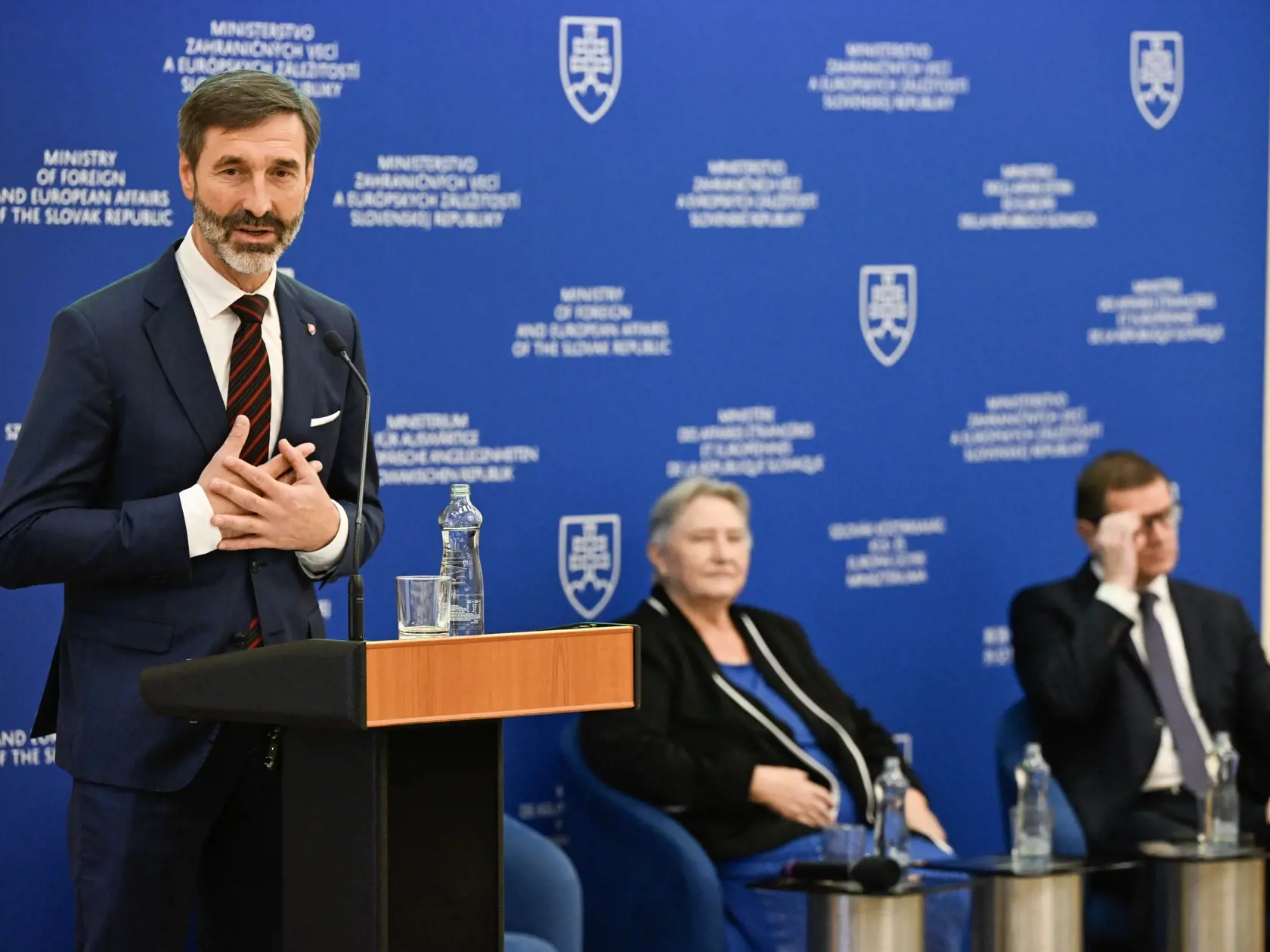 Na snímke zľava minister zahraničných vecí a európskych záležitostí SR Juraj Blanár v príhovore, predsedníčka Úradu pre Slovákov žijúcich v zahraničí Dagmar Repčeková a podpredseda vlády SR Peter Kmec na konferencii „Slovenská republika a Slováci žijúci v zahraničí 2024“ v priestoroch Ministerstva zahraničných vecí a európskych záležitostí SR 24. októbra 2024 v Bratislave. FOTO TASR - Pavel Neubauer


