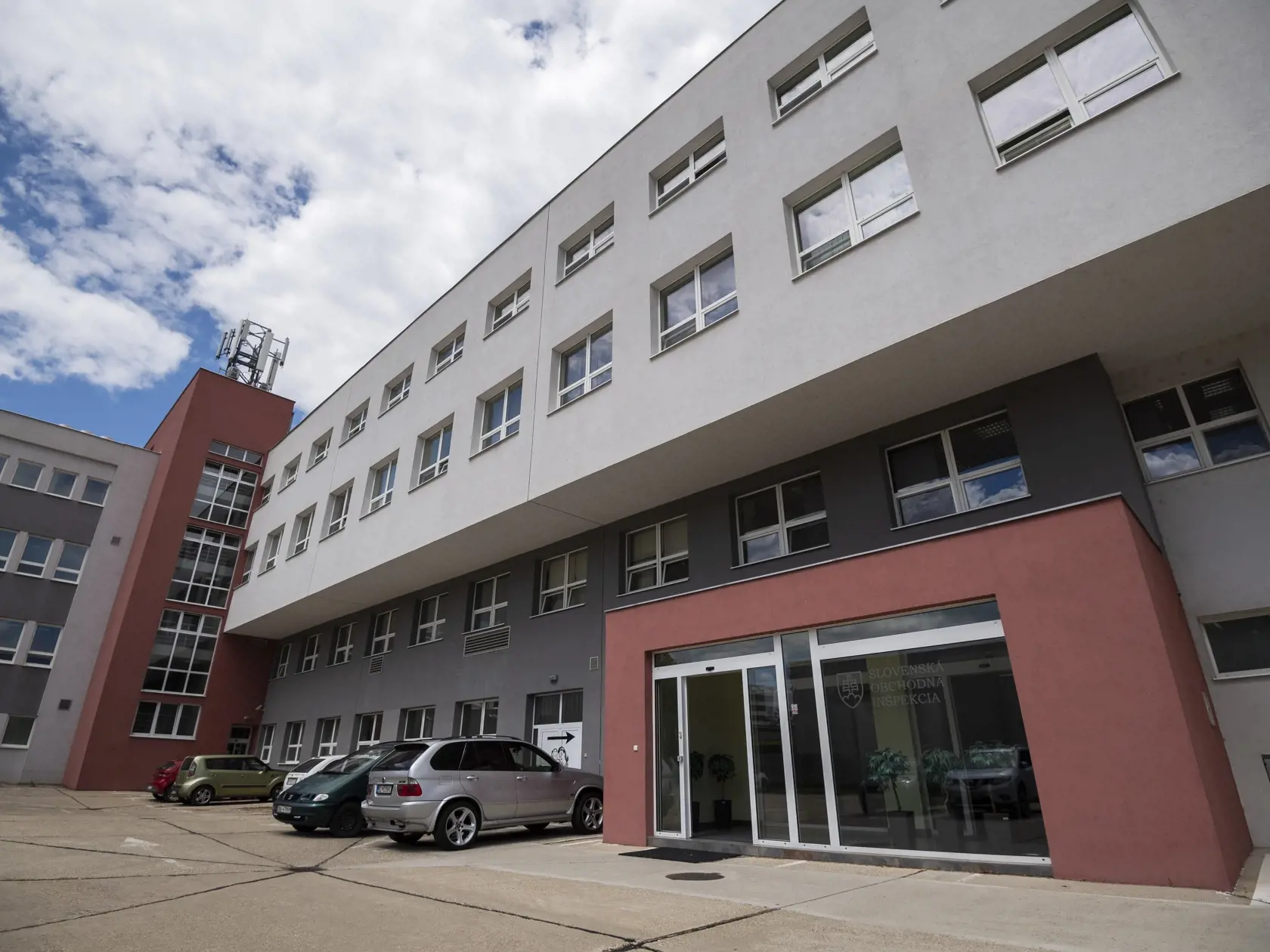 "Spotrebiteľ má pri vrátení nebezpečného výrobku predávajúcemu, u ktorého bol predmetný výrobok zakúpený, právo na vrátenie kúpnej ceny, opravu výrobku v primeranom čase, ak možno zaistiť bezpečnosť opraveného výrobku alebo na výmenu výrobku za bezpečný výrobok rovnakého typu a aspoň rovnakej hodnoty a kvality na základe výslovného súhlasu spotrebiteľa," radia inšpektori.