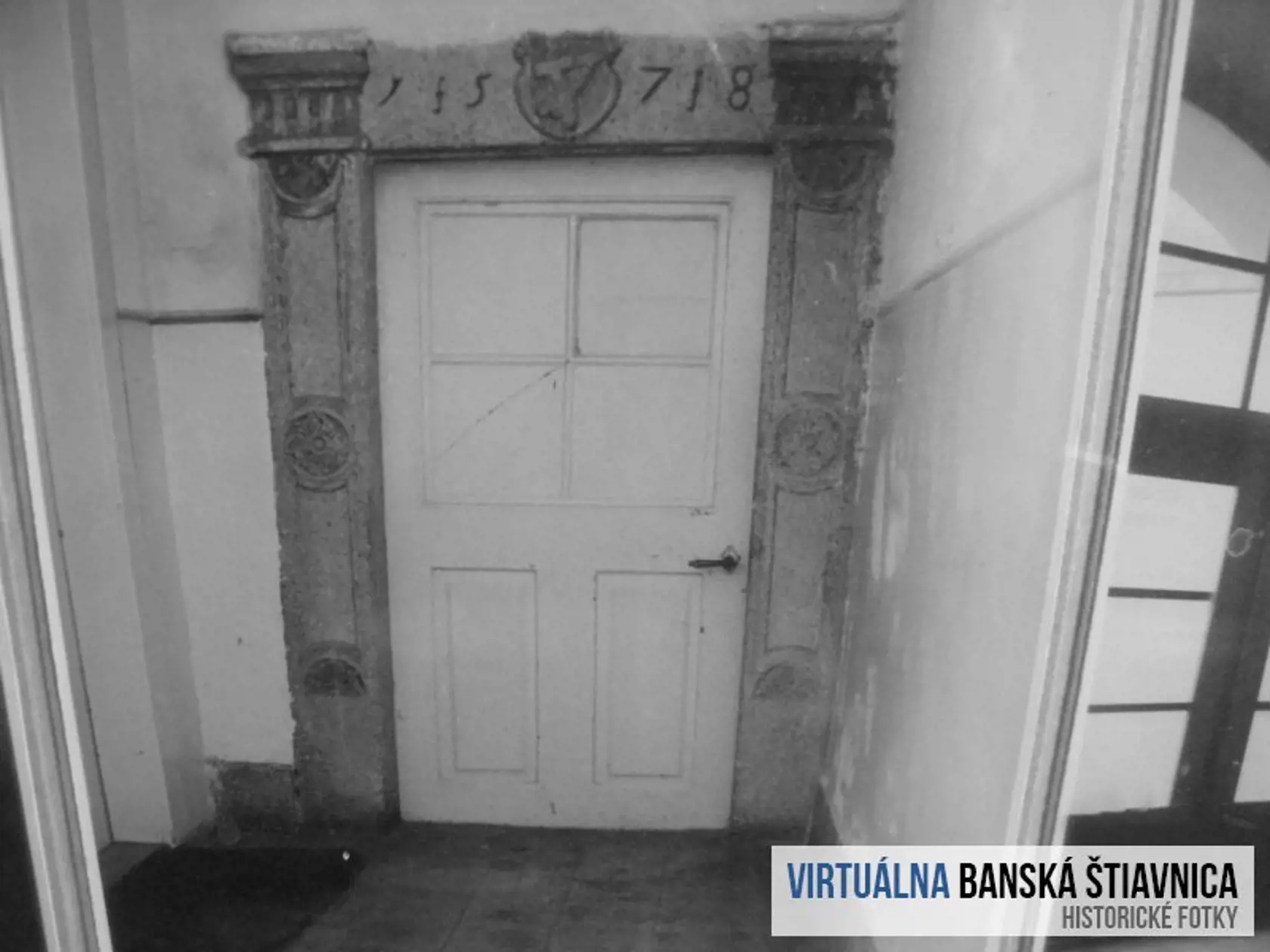 Počiatky toho domu siahajú do ďalekej minulosti, v zadnej časti budovy je totiž  zachovaný aj kamenný portál dverí s vročením 1578.