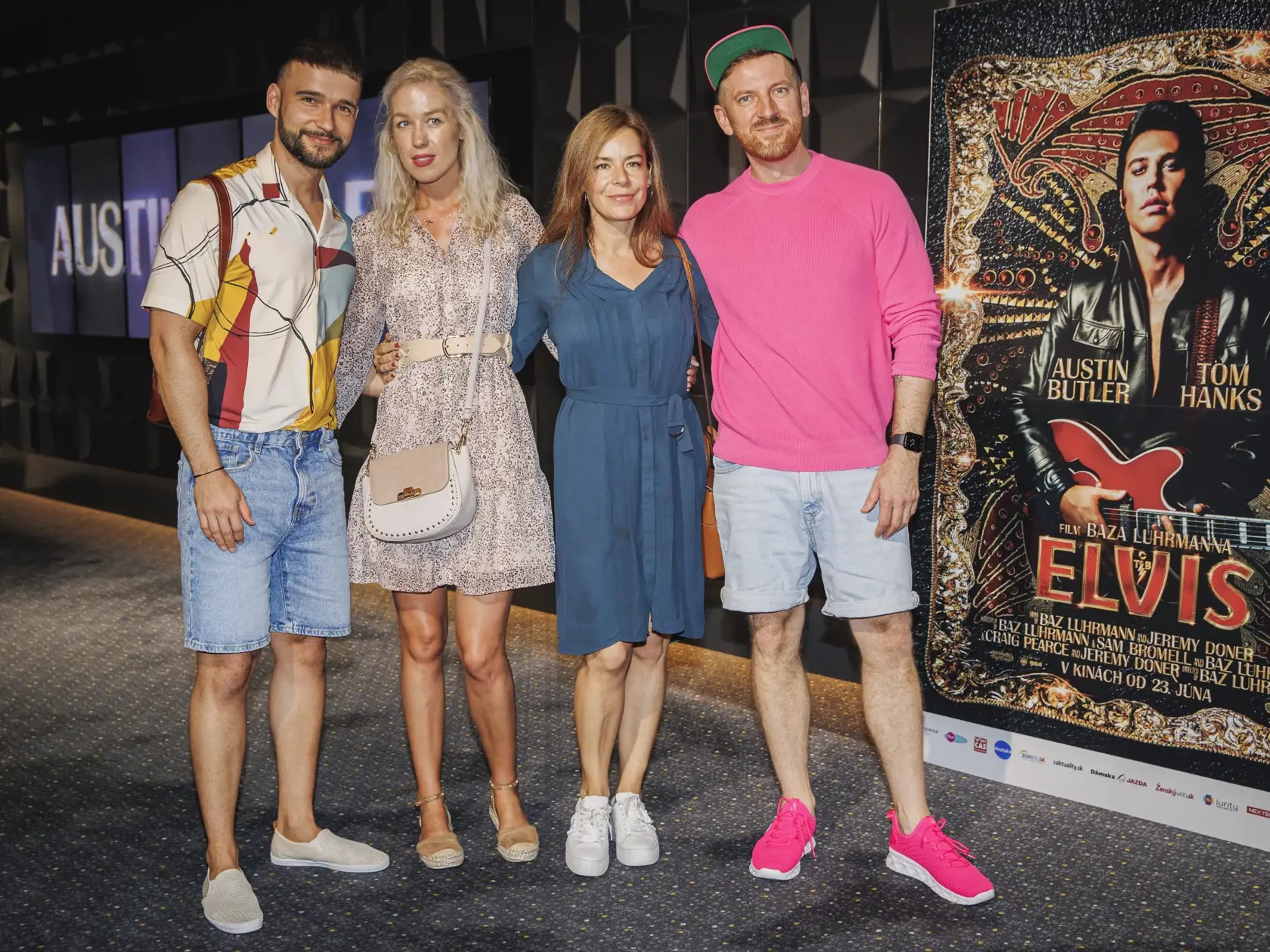 Na snímke Vratko Sirági a Miro Jaroš prichádzajú na premiéru filmu Elvis.