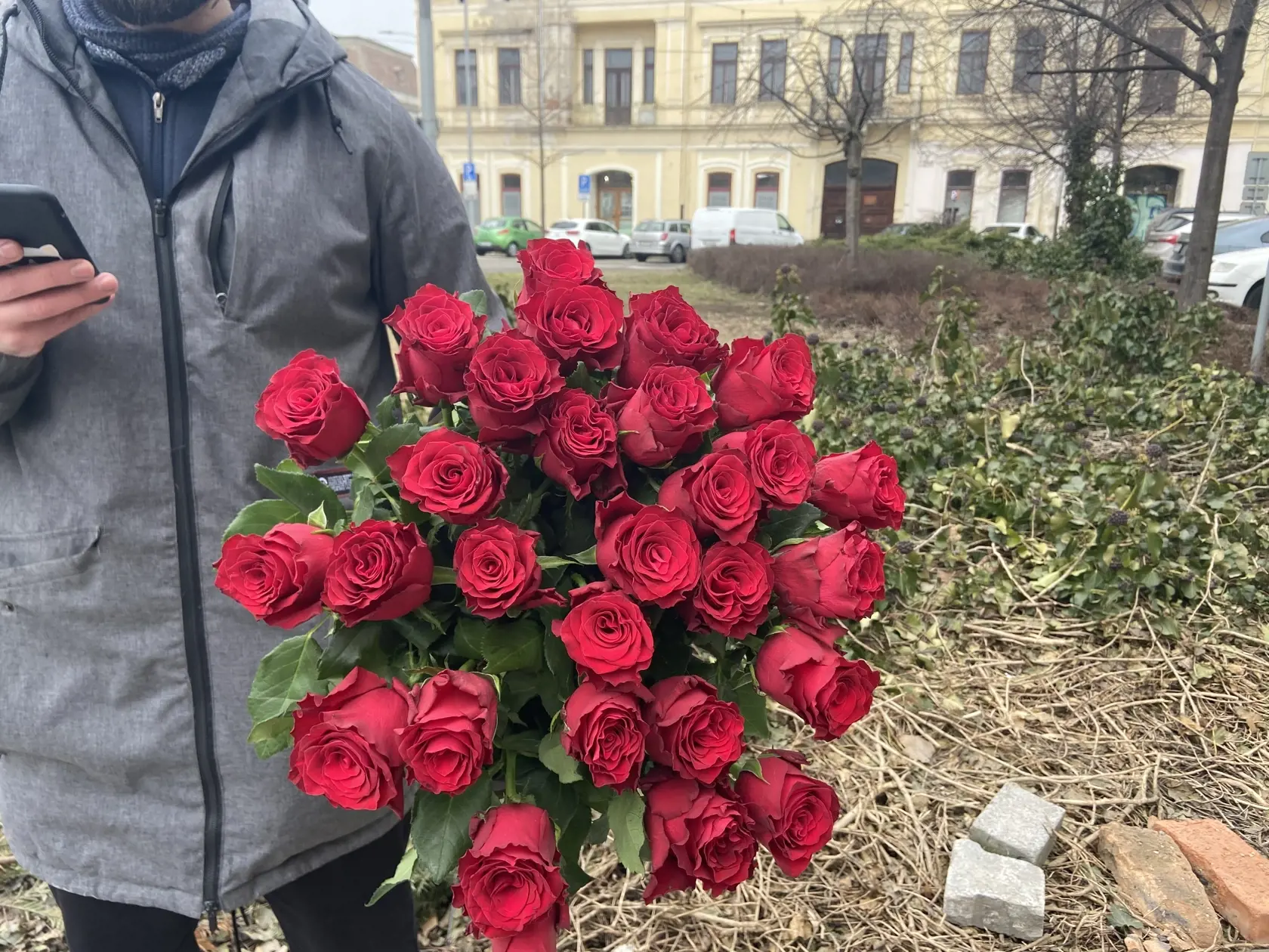 Mladý muž - donáškar sa pomerne natrápil, kým odovzdal kyticu osobe, ktorej bola určená.