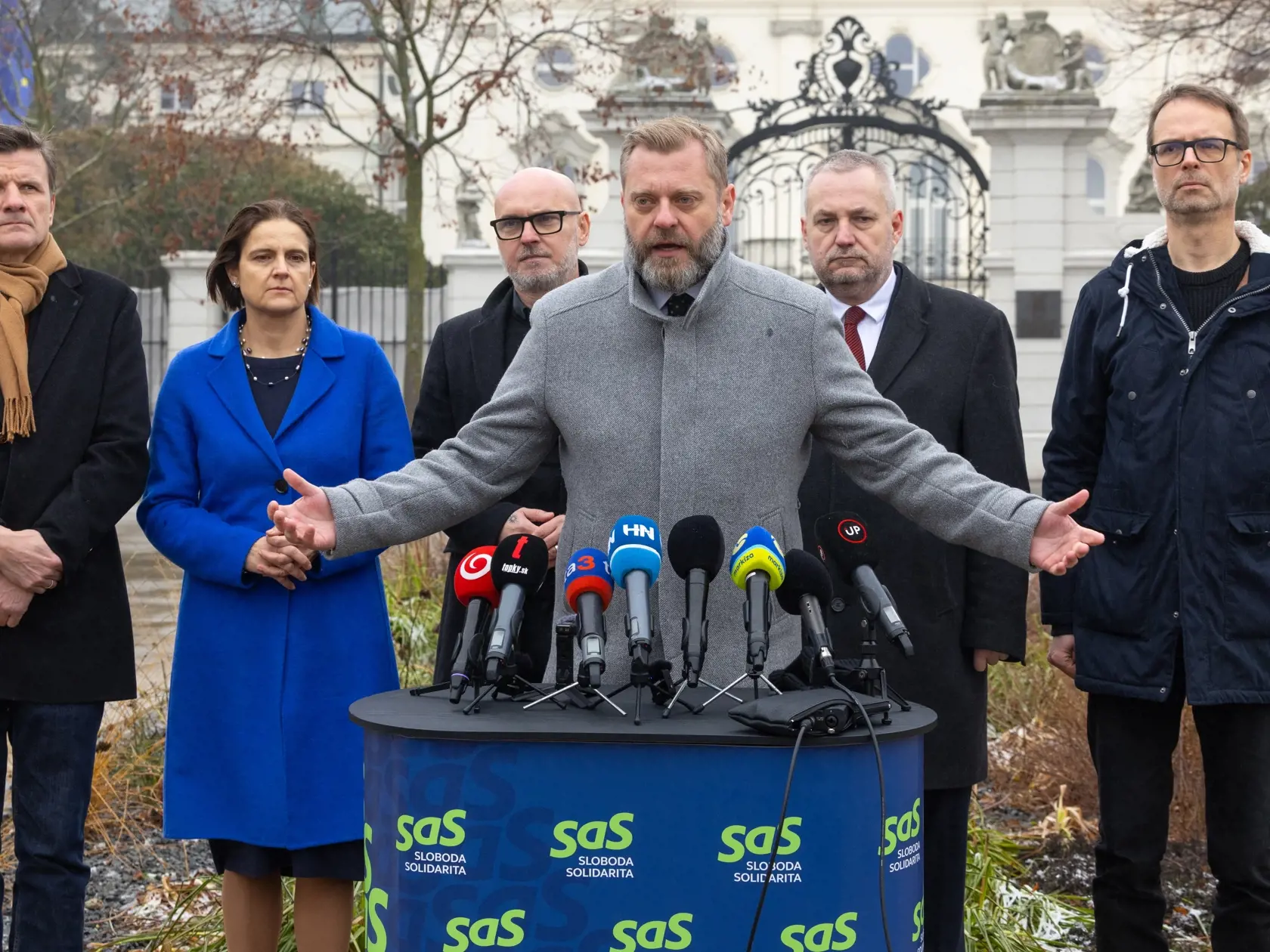 Tlačovka opozičnej strany Sloboda a Solidarita (SaS) ako reakcia na vyhlásenie členov vlády SR po skončení bezpečnostnej rady štátu. Na snímke zľava je Alojz Hlina, Mária Kolíková, Branislav Gröhling, Juraj Krúpa, Ondrej Dostál a Tomáš Szalay.