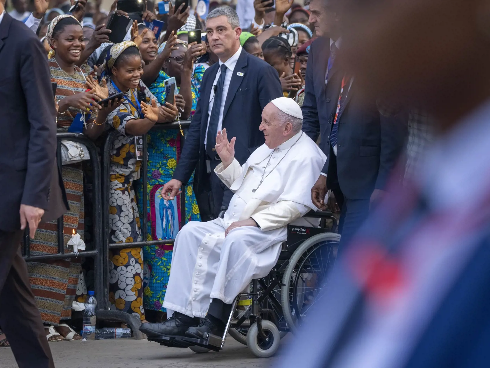 JB 32 Kinshasa - Pápež František zdraví veriacich po jeho stretnutí s kňazmi, duchovnými, vysvätenými ľuďmi a seminaristami pred katedrálou "Notre Dame du Congo" v Kinshase 2. februára 2023. Pápež František je na svojej prvej tohtoročnej zahraničnej ceste, ktorou je šesťdňová návšteva Konžskej demokratickej republiky (KDR) a Južného Sudánu. Ako informovala agentúra DPA, prvou zastávkou pápežovej cesty je hlavné mesto KDR Kinshasa, kde zostane do piatku. Následne sa presunie do Juby - hlavného me