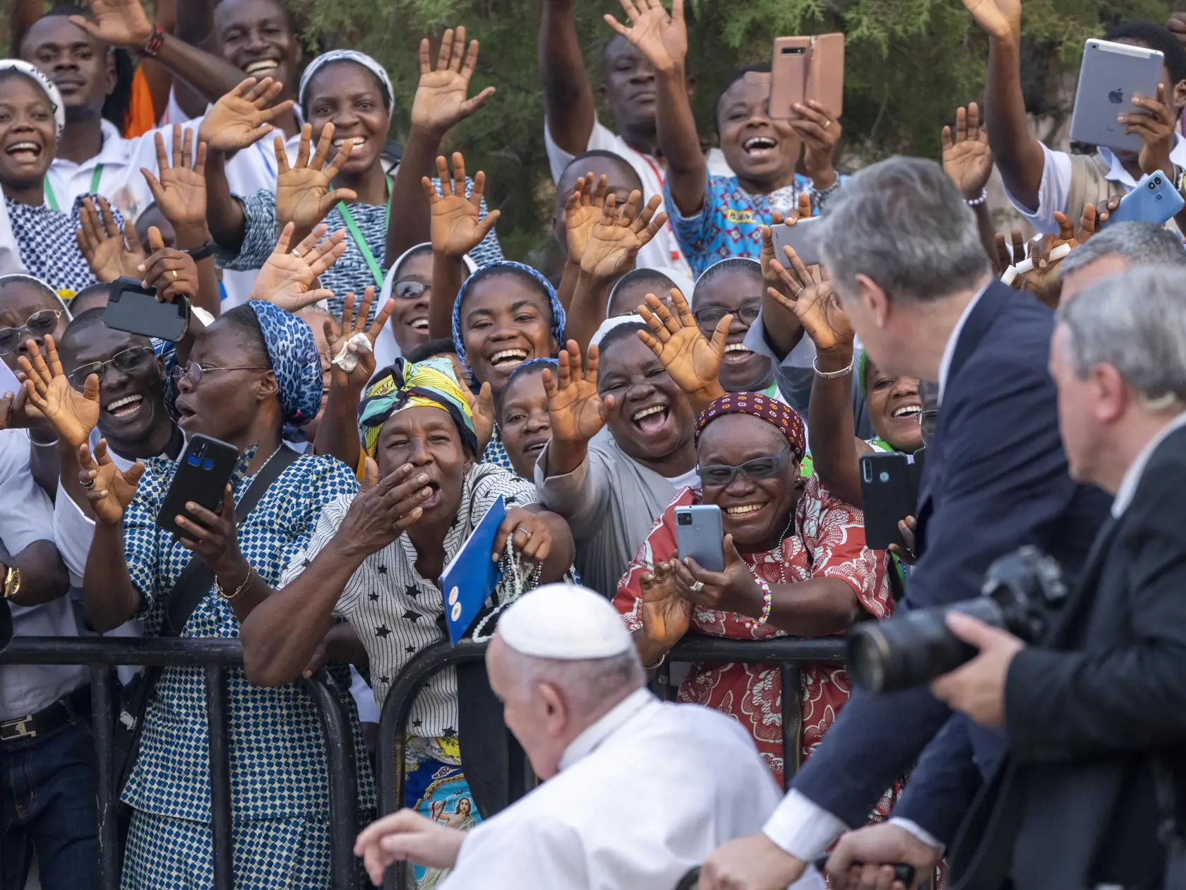 JB 33 Kinshasa - Pápež František zdraví veriacich po jeho stretnutí s kňazmi, duchovnými, vysvätenými ľuďmi a seminaristami pred katedrálou "Notre Dame du Congo" v Kinshase 2. februára 2023. Pápež František je na svojej prvej tohtoročnej zahraničnej ceste, ktorou je šesťdňová návšteva Konžskej demokratickej republiky (KDR) a Južného Sudánu. Ako informovala agentúra DPA, prvou zastávkou pápežovej cesty je hlavné mesto KDR Kinshasa, kde zostane do piatku. Následne sa presunie do Juby - hlavného me