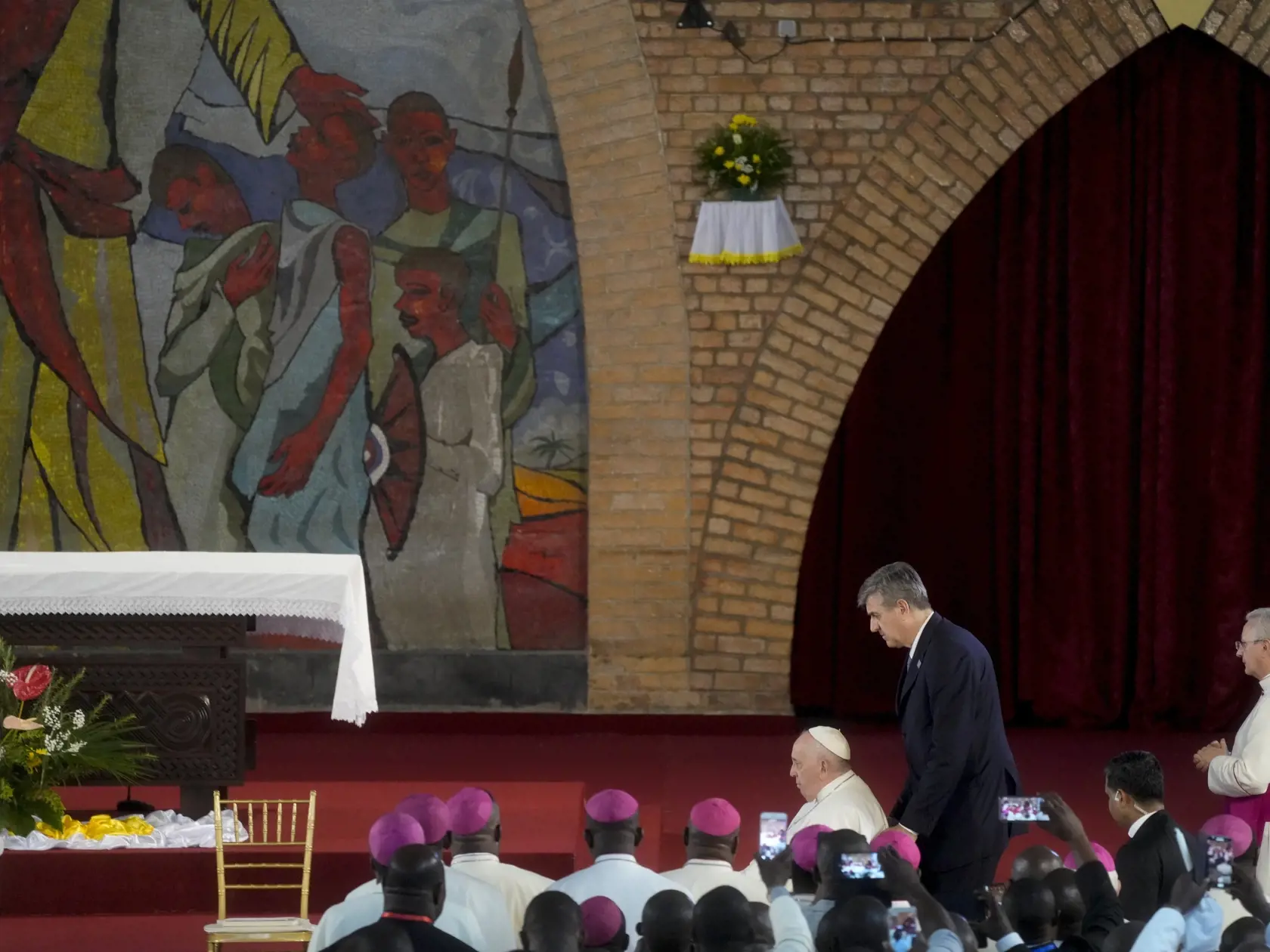JB 17 Kinshasa - Pápež František prichádza na stretnutie s kňazmi, duchovnými, vysvätenými ľuďmi a seminaristami v katedrále "Notre Dame du Congo" v Kinshase 2. februára 2023. Pápež František je na svojej prvej tohtoročnej zahraničnej ceste, ktorou je šesťdňová návšteva Konžskej demokratickej republiky (KDR) a Južného Sudánu. Ako informovala agentúra DPA, prvou zastávkou pápežovej cesty je hlavné mesto KDR Kinshasa, kde zostane do piatku. Následne sa presunie do Juby - hlavného mesta Južného Sud