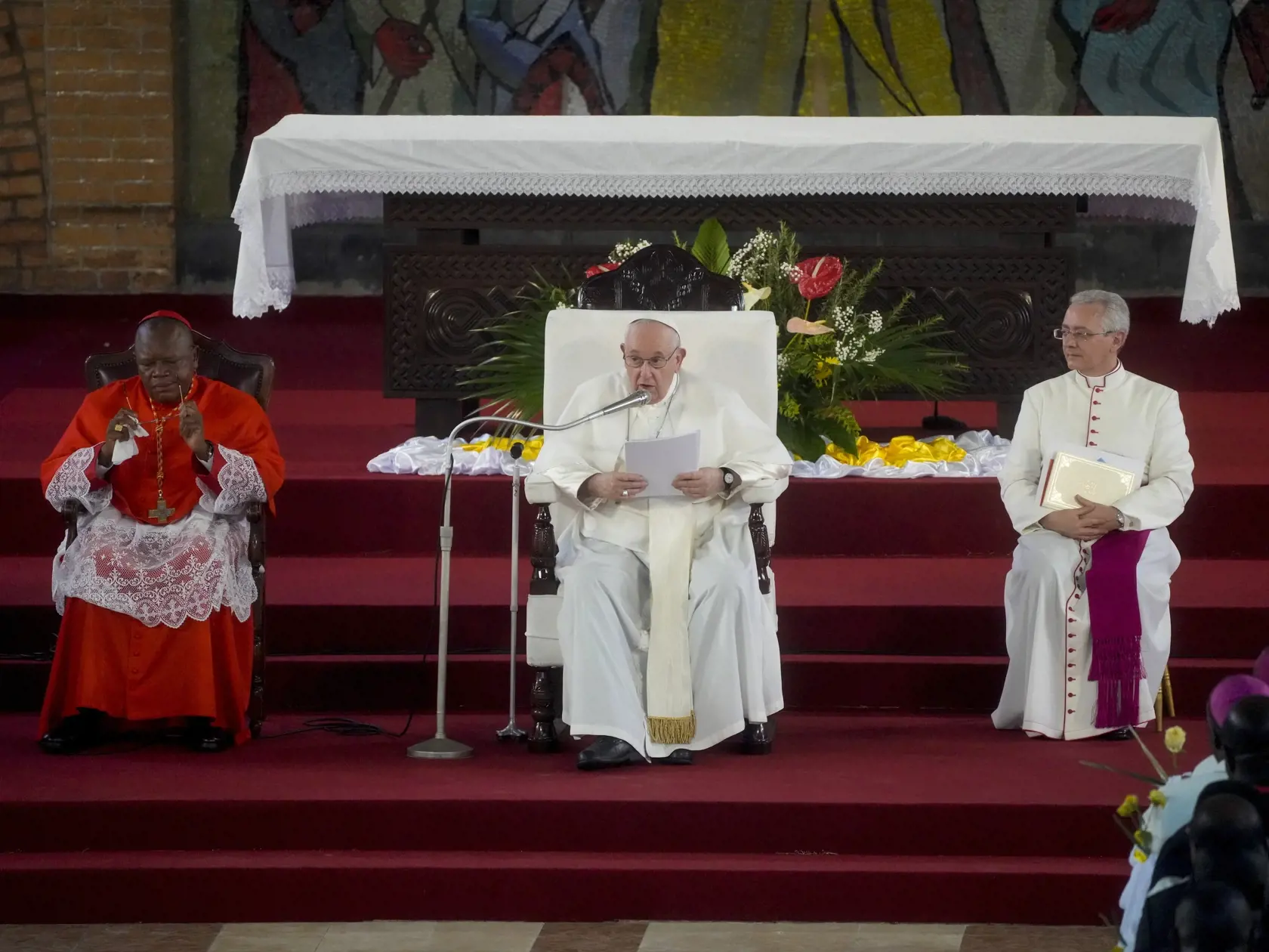 JB 18 Kinshasa - Pápež František počas prejavu na stretnutí s kňazmi, duchovnými, vysvätenými ľuďmi a seminaristami v katedrále "Notre Dame du Congo" v Kinshase 2. februára 2023. Pápež František je na svojej prvej tohtoročnej zahraničnej ceste, ktorou je šesťdňová návšteva Konžskej demokratickej republiky (KDR) a Južného Sudánu. Ako informovala agentúra DPA, prvou zastávkou pápežovej cesty je hlavné mesto KDR Kinshasa, kde zostane do piatku. Následne sa presunie do Juby - hlavného mesta Južného 