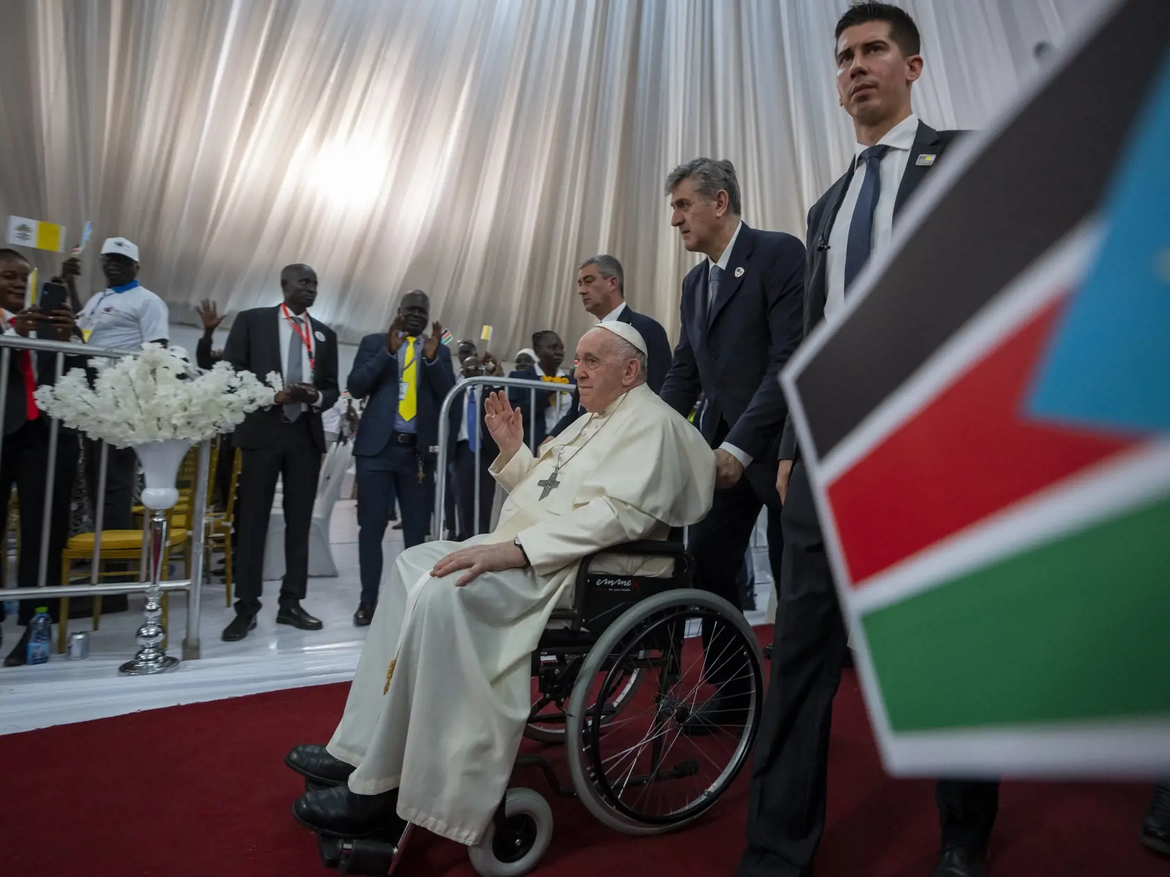 EBE 26 Džuba - Pápež František máva veriacim počas príchodu na stretnutie s migrantmi vo Freedom Hall v Džube v Južnom Sudáne v sobotu 4. februára 2023. FOTO TASR/AP


Pope Francis waves as he arrives past a national flag, right, to meet with internally displaced persons at Freedom Hall in Juba, South Sudan Saturday, Feb. 4, 2023. Pope Francis is in South Sudan on the second leg of a six-day trip that started in Congo, hoping to bring comfort and encouragement to two countries that have been riv