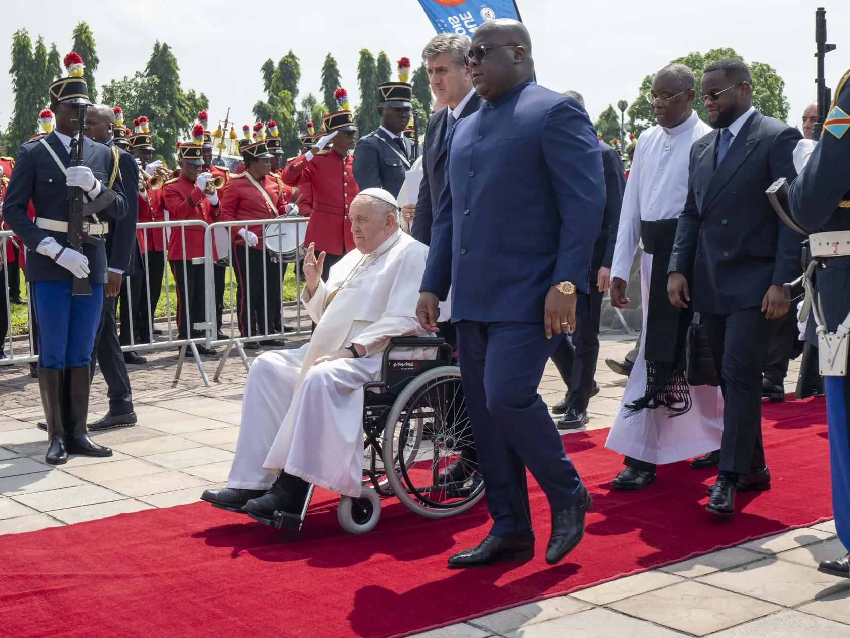 KK23 Kinshasa - Na snímke pápež František máva pred odletom do Južného Sudánu v Kinshase v Konžskej demokratickej republike 3. februára 2023.  František je v Kongu a Južnom Sudáne na šesťdňovej ceste. FOTO TASR/AP
Pope Francis waves as he departs for South Sudan from Kinshasa, Congo, Friday Feb. 3, 2023. Pope Francis opened the second and final leg of his African pilgrimage by heading to South Sudan on Friday, hoping to encourage the young countryâ€™s stalled peace process and draw international