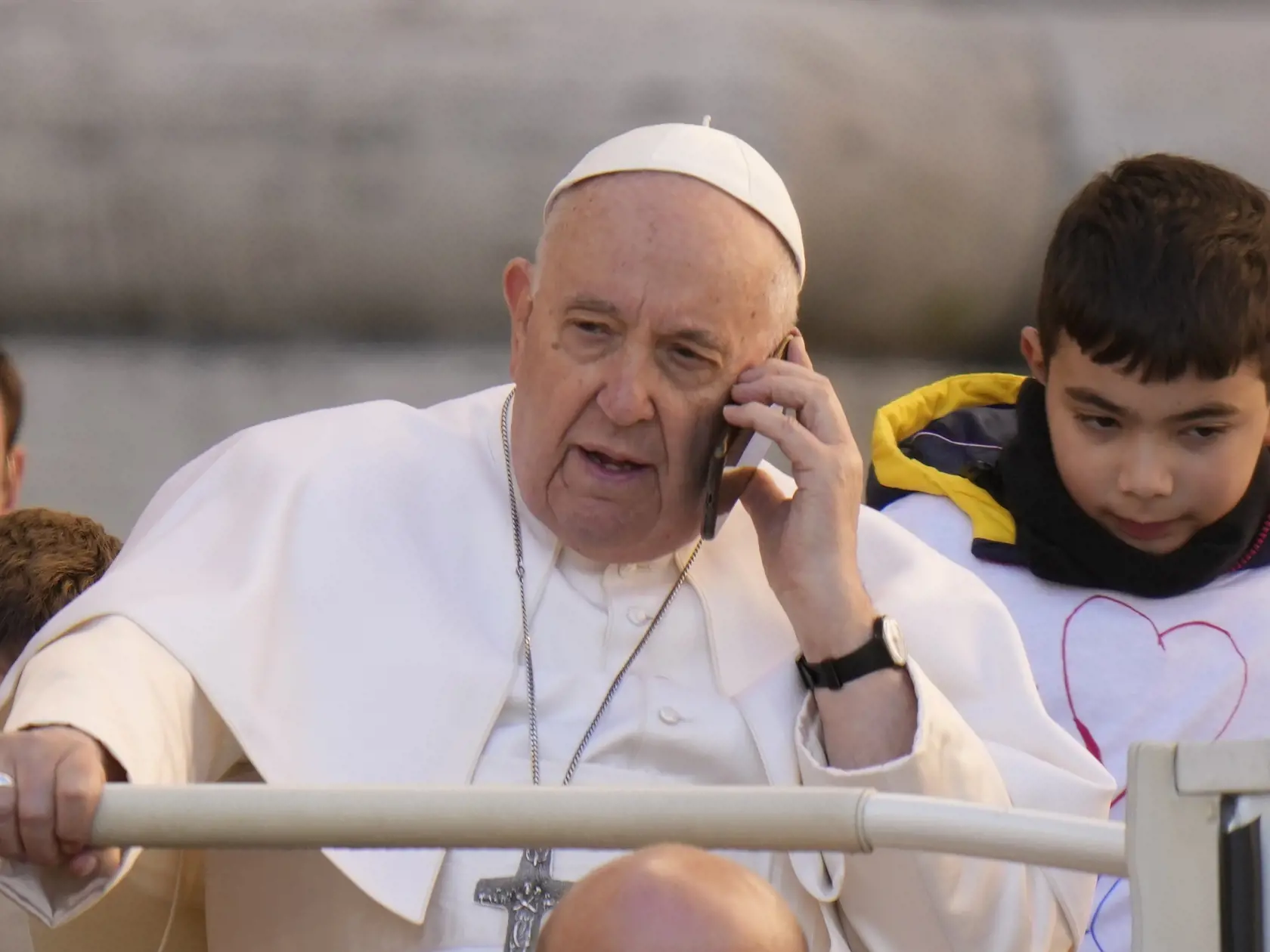 EBE 18 Vatikán - Na snímke pápež František telefonuje mobilom počas príchodu na generálnu audienciu na Námestí sv. Petra vo Vatikáne 15. marca 2023. FOTO TASR/AP


Pope Francis talks on a phone as he arrives for his weekly general audience in St. Peter's Square at The Vatican, Wednesday, March 15, 2023. (AP Photo/Alessandra Tarantino)