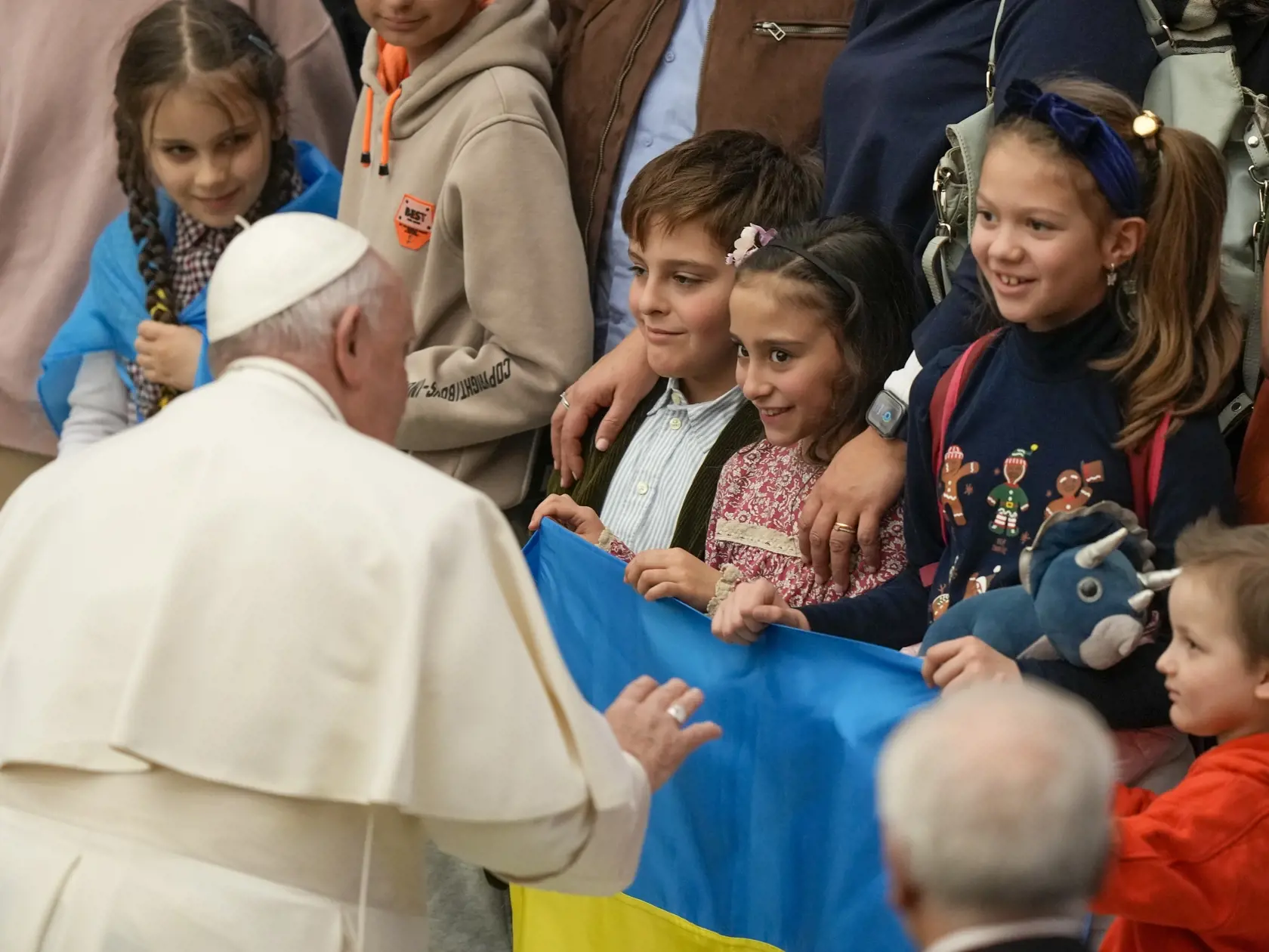 WA 33 Vatikán - Pápež František sa stretáva so skupinou veriacich z Ukrajiny počas generálnej audiencie vo Vatikáne v stredu 22. februára 2023. FOTO TASR/AP

Pope Francis meets a group of faithful from Ukraine during his weekly general audience in the Pope Paul VI hall at the Vatican, Wednesday, Feb. 22, 2023. (AP Photo/Andrew Medichini)
