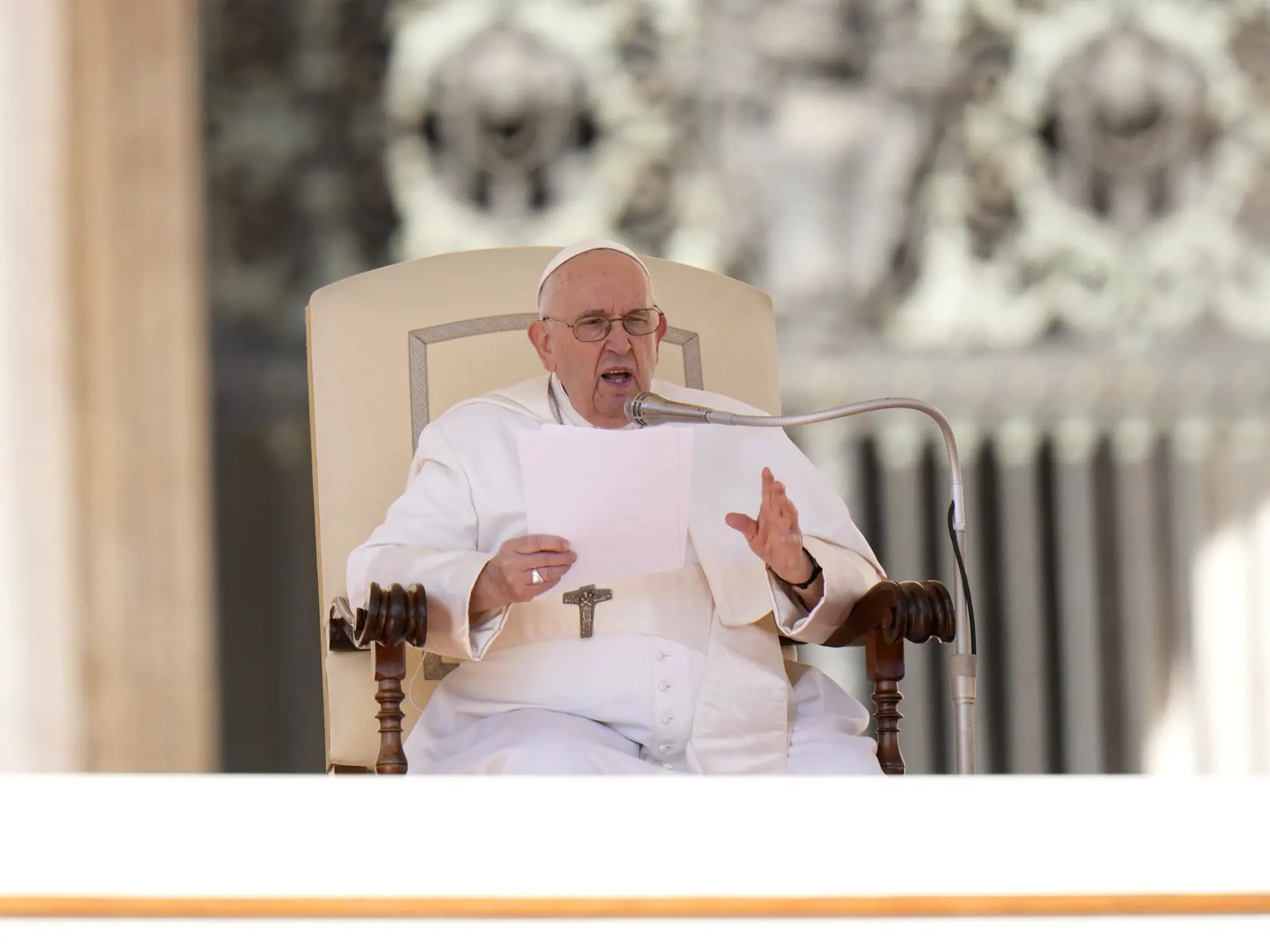 EBE 19 Vatikán - Na snímke pápež František prednáša posolstvo počas  generálnej audiencie na Námestí sv. Petra vo Vatikáne 15. marca 2023. FOTO TASR/AP


Pope Francis delivers his speech during the weekly general audience in St. Peter's Square at The Vatican, Wednesday, March 15, 2023. (AP Photo/Alessandra Tarantino)