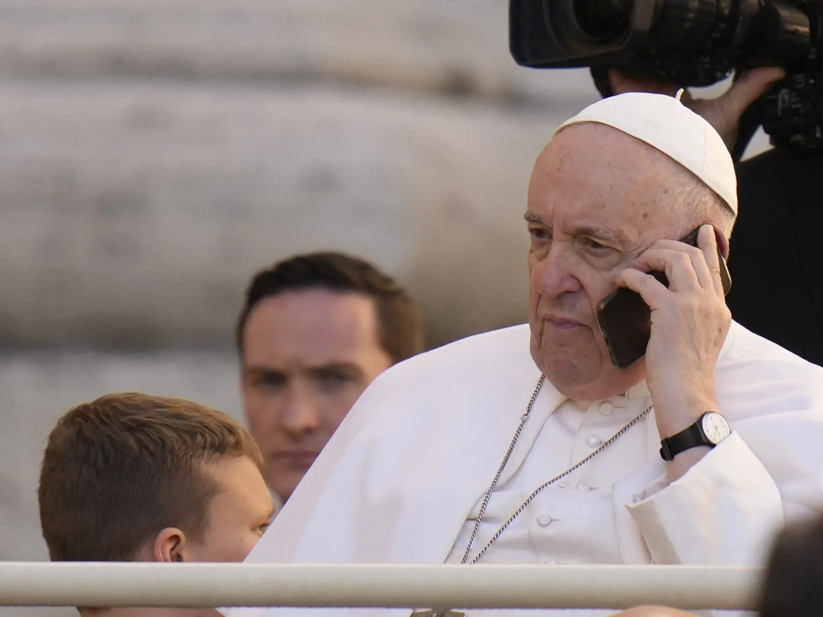 EBE 17 Vatikán - Na snímke pápež František telefonuje mobilom počas príchodu na generálnu audienciu na Námestí sv. Petra vo Vatikáne 15. marca 2023. FOTO TASR/AP


Pope Francis talks on a phone as he arrives for his weekly general audience in St. Peter's Square at The Vatican, Wednesday, March 15, 2023. (AP Photo/Alessandra Tarantino)