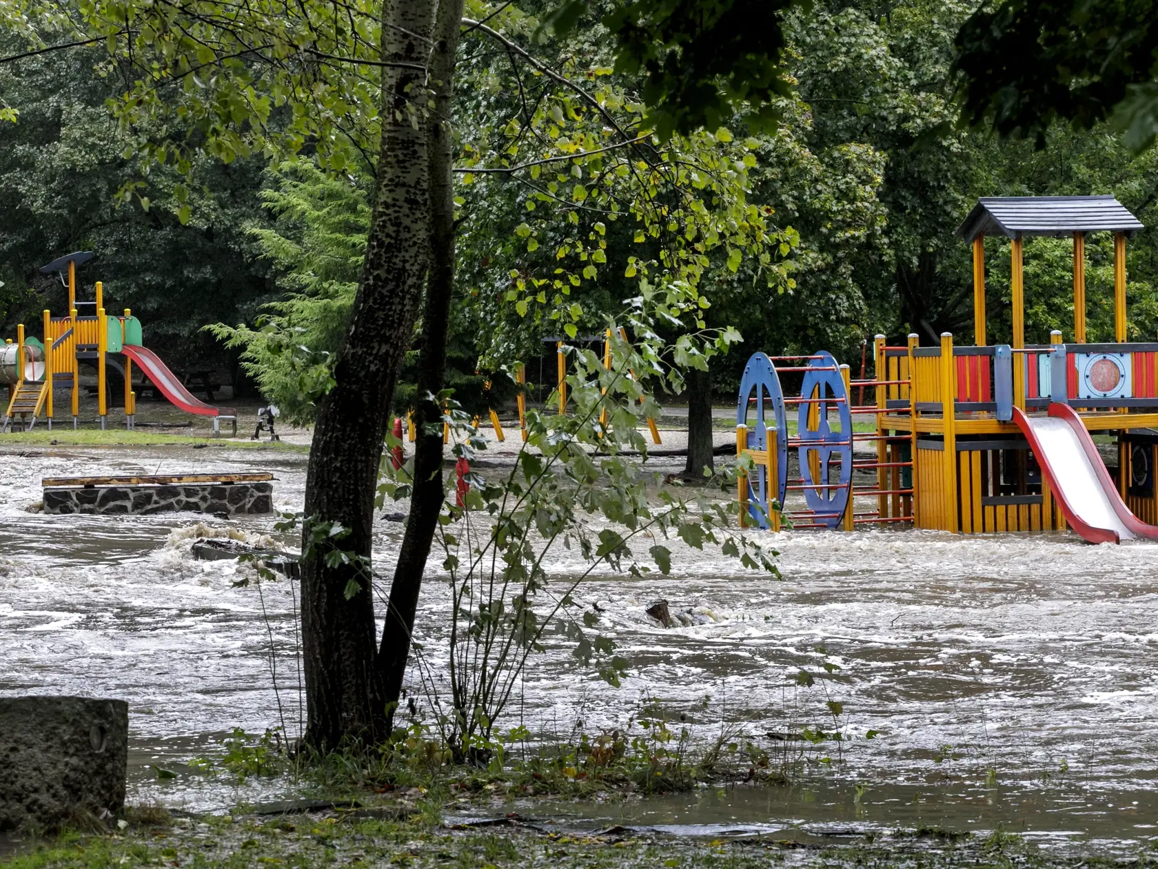 Na snímke vybrežený potok Vydrica, ktorý zalial Partizánsku lúku na Železnej studničke v Bratislave 15. septembra 2024. FOTO TASR - Dano Veselský