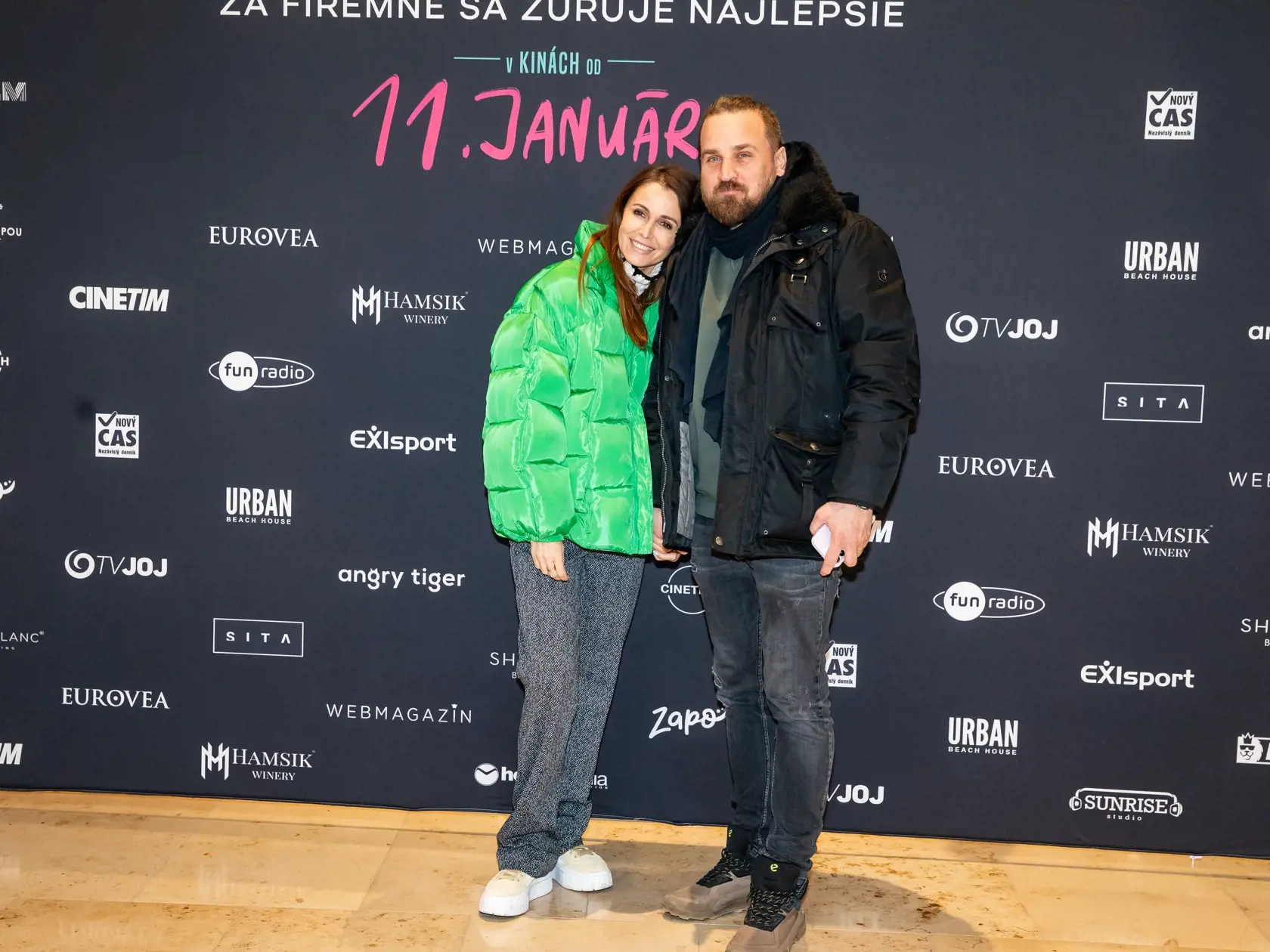 Premiéra filmu Jedeme na teambuilding. Na snímke je Lenka Šóošová s manželom Richardom.