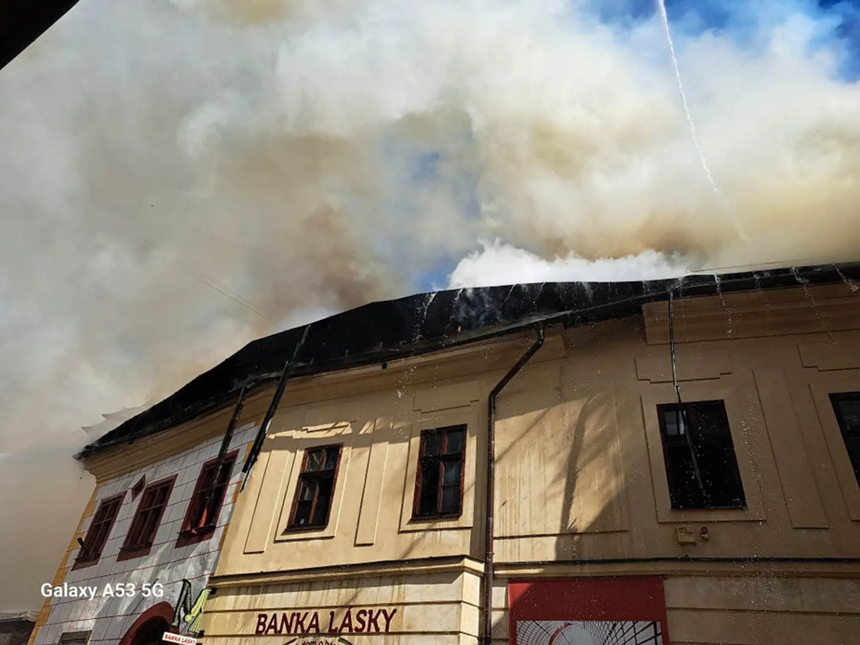 Požiar sa rozšíril aj na okolité budovy