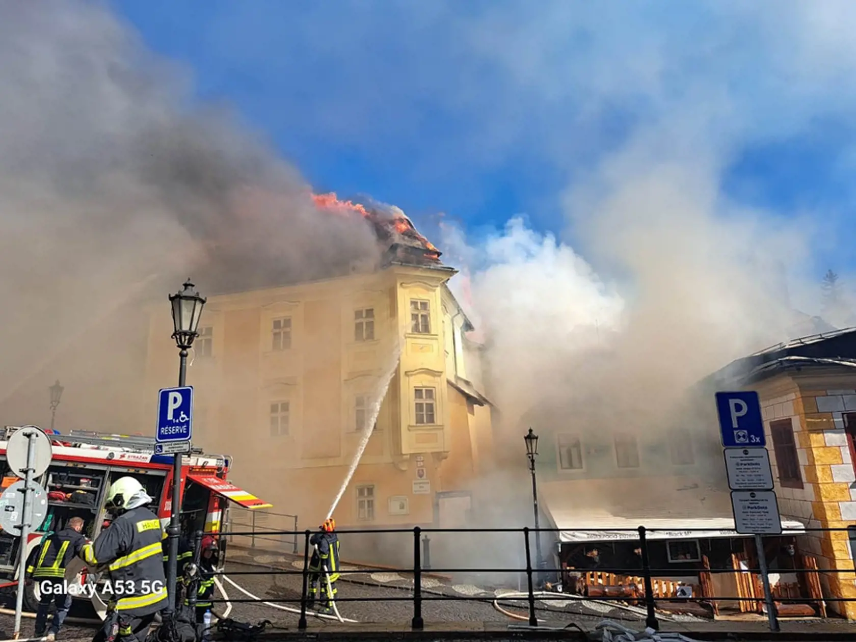 Požiar sa rozšíril aj na okolité budovy