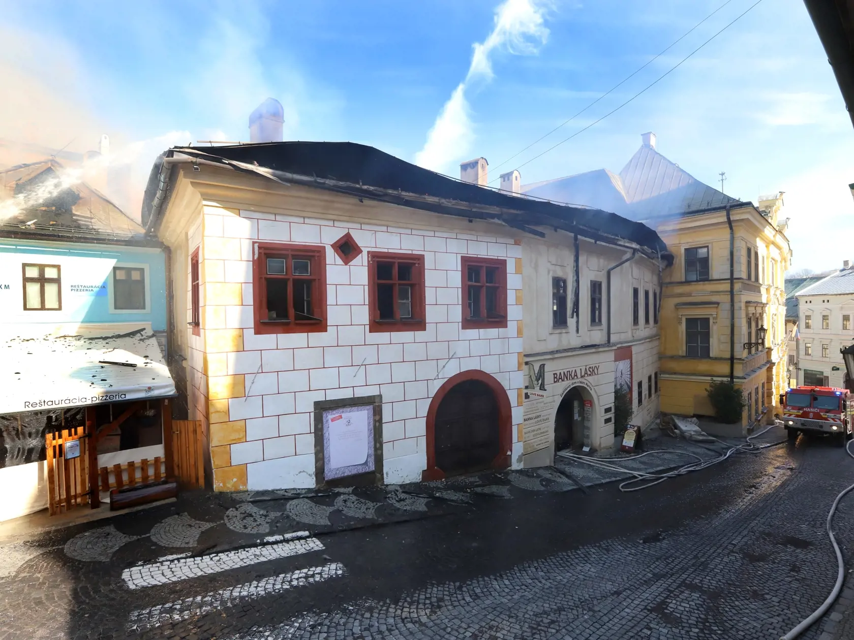 Na námestí v centre Banskej Štiavnice vypukol v sobotu dopoludnia 18. marca 2023 požiar v historickej budove.