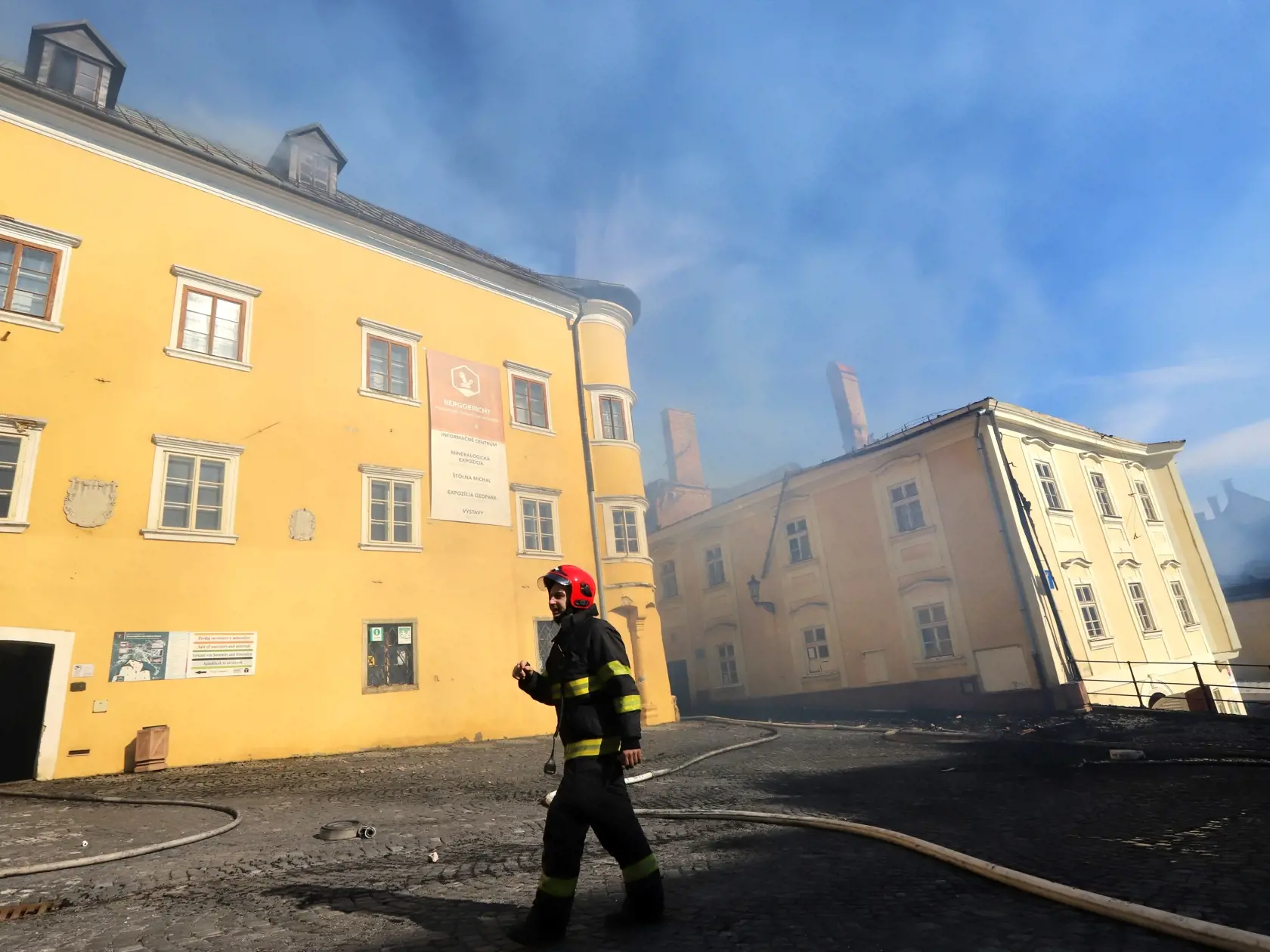 Na námestí v centre Banskej Štiavnice vypukol v sobotu dopoludnia požiar v historickej budove. Presná príčina požiaru zatiaľ nie je známa, pravdepodobne však ide o skrat elektrického vedenia.