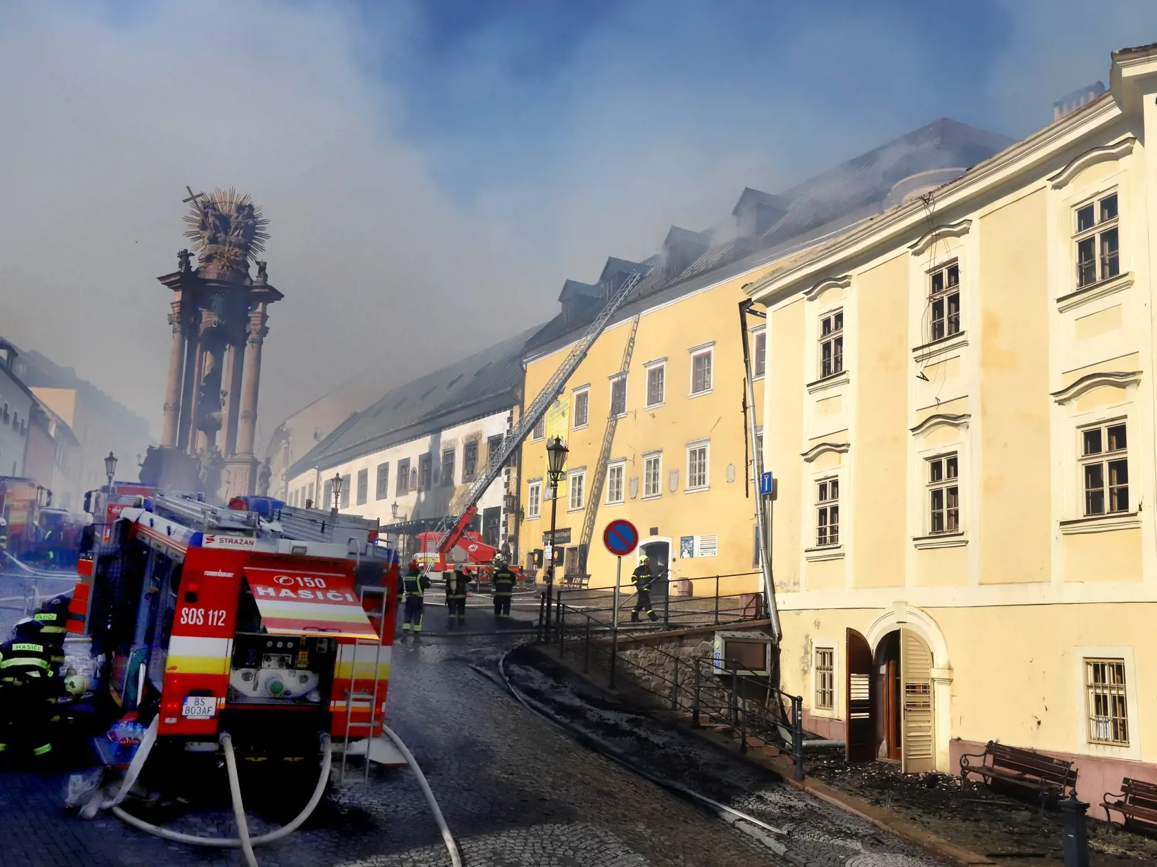 Na námestí v centre Banskej Štiavnice vypukol v sobotu dopoludnia 18. marca 2023 požiar v historickej budove.