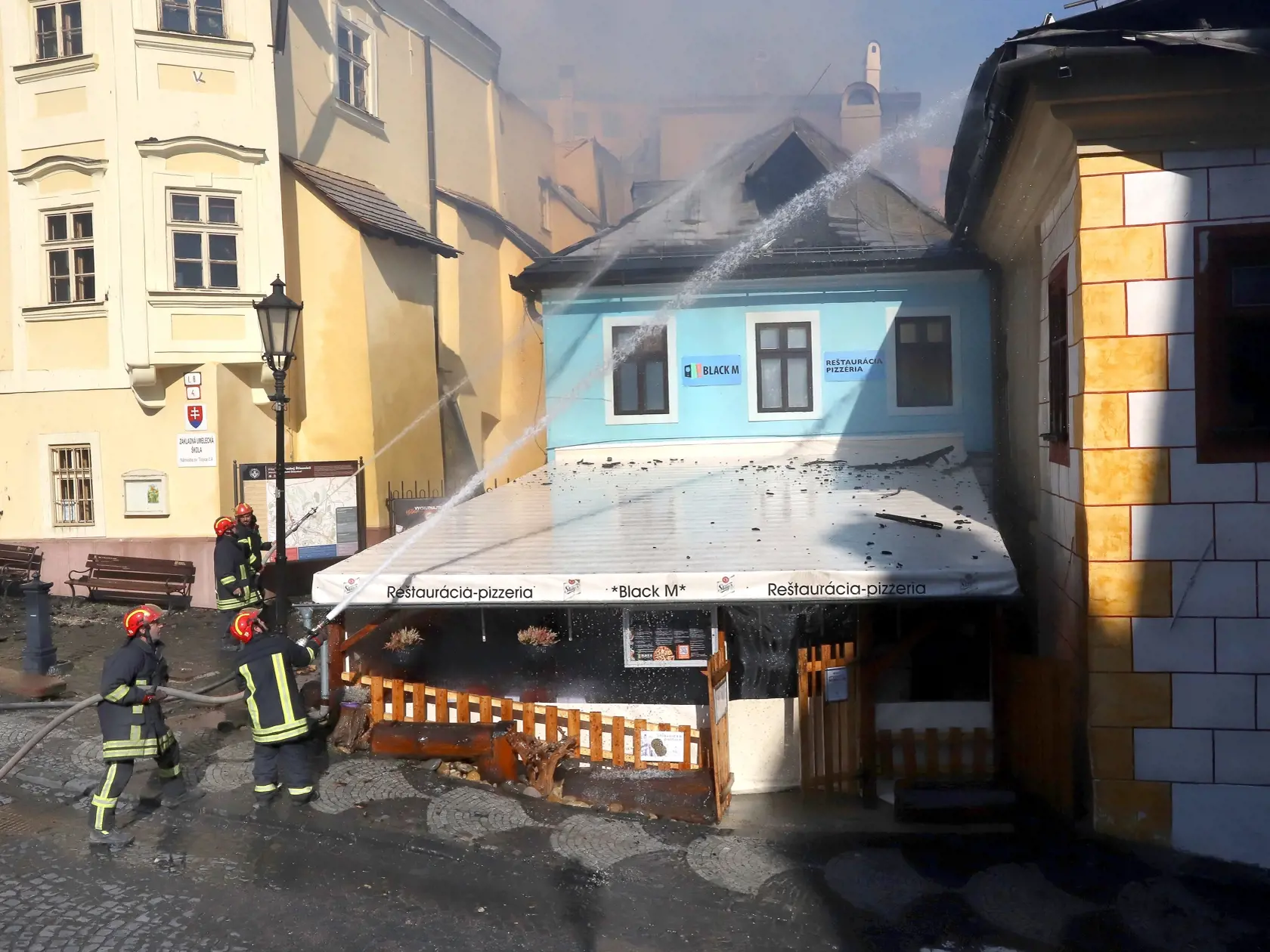 Na námestí v centre Banskej Štiavnice vypukol v sobotu dopoludnia 18. marca 2023 požiar v historickej budove.