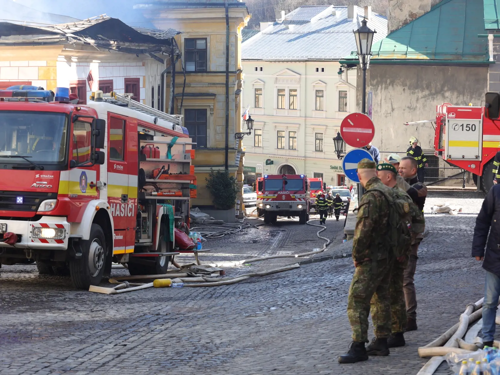 "Centrum je naďalej v plameňoch. Práve zhorel Berggericht - mineralogická expozícia,moje milované zbierky sme kvôli bezpečnosti nemohli vysťahovať... Dnes moja duša geológa plače a spomína na profesorov," povedal domáci Arpád.