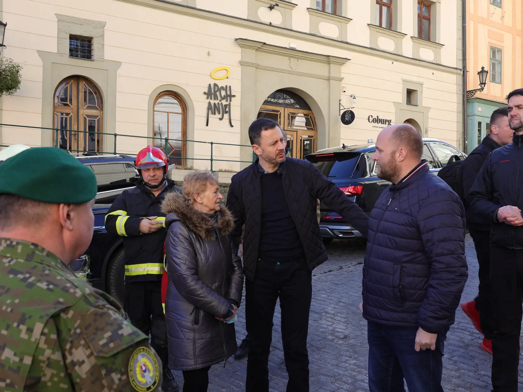 "Mnohé strechy zhoreli, v niektorých aj celé poschodia. Našťastie neprišlo k ujme na zdraví, ani strate na životoch. Ďakujem všetkým hasičom, dobrovoľným hasičom, záchranárom a dobrovoľníkom, ktorí pomohli s evakuáciou dokumentov," povedal Heger s tým, že požiar sa podľa neho podarilo stabilizovať.