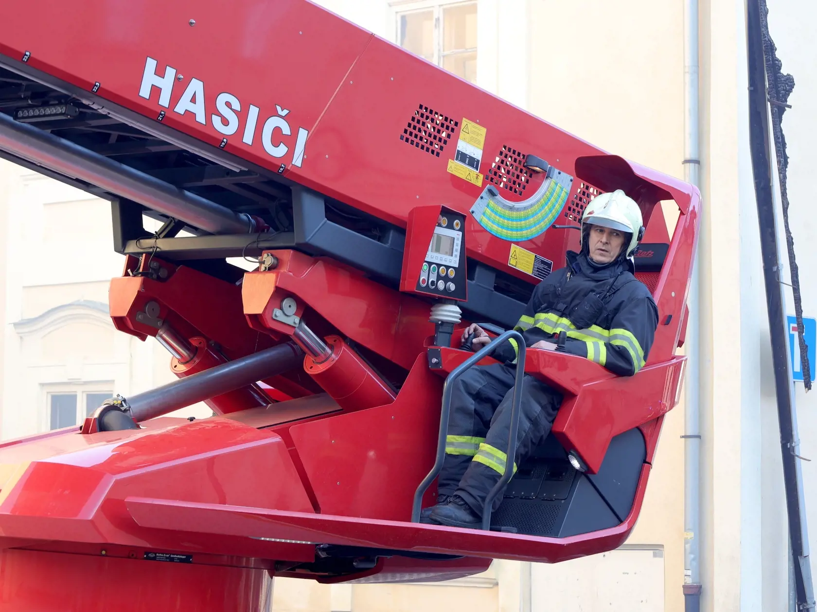 Na mieste udalosti stále zasahuje množstvo profesionálnych hasičov z Banskej Štiavnice, Žiaru nad Hronom, Banskej Bystrice, Zvolena, Pliešoviec a 13 dobrovoľných hasičov z DHZO Štefultov, Banská Štiavnica a Štiavnické Bane.