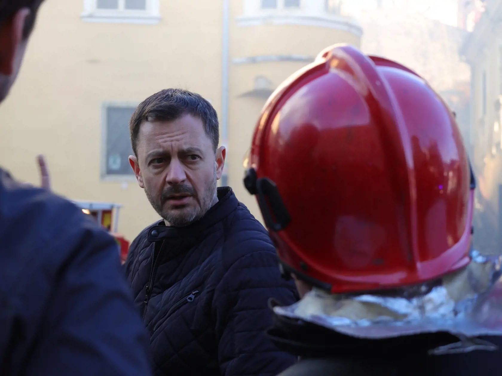 "Mnohé strechy zhoreli, v niektorých aj celé poschodia. Našťastie neprišlo k ujme na zdraví, ani strate na životoch. Ďakujem všetkým hasičom, dobrovoľným hasičom, záchranárom a dobrovoľníkom, ktorí pomohli s evakuáciou dokumentov," povedal Heger s tým, že požiar sa podľa neho podarilo stabilizovať.