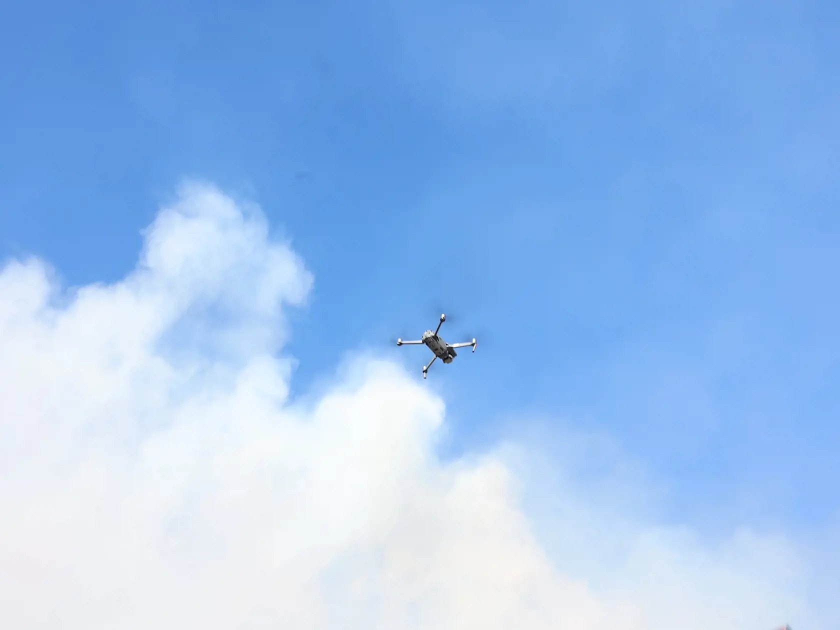 Hasičský zbor doniesol na miesto aj dron s termovíziou.