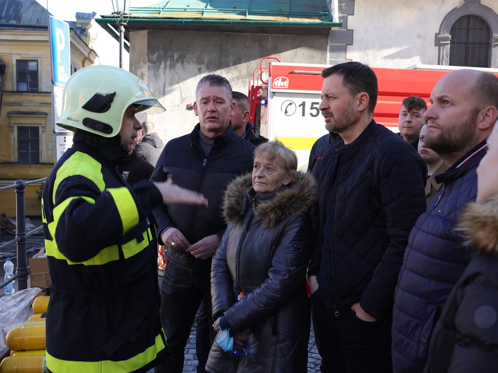 "Mnohé strechy zhoreli, v niektorých aj celé poschodia. Našťastie neprišlo k ujme na zdraví, ani strate na životoch. Ďakujem všetkým hasičom, dobrovoľným hasičom, záchranárom a dobrovoľníkom, ktorí pomohli s evakuáciou dokumentov," povedal Heger s tým, že požiar sa podľa neho podarilo stabilizovať.