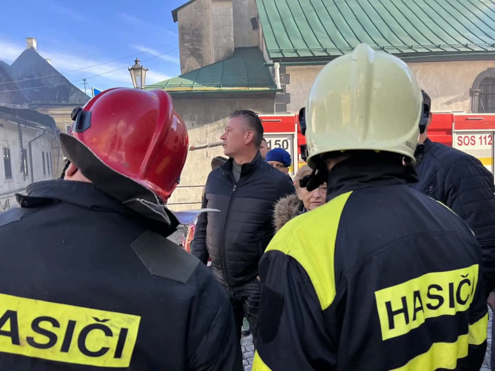 Na miesto požiaru v Banskej Štiavnici dorazil už aj minister vnútra Roman Mikulec.