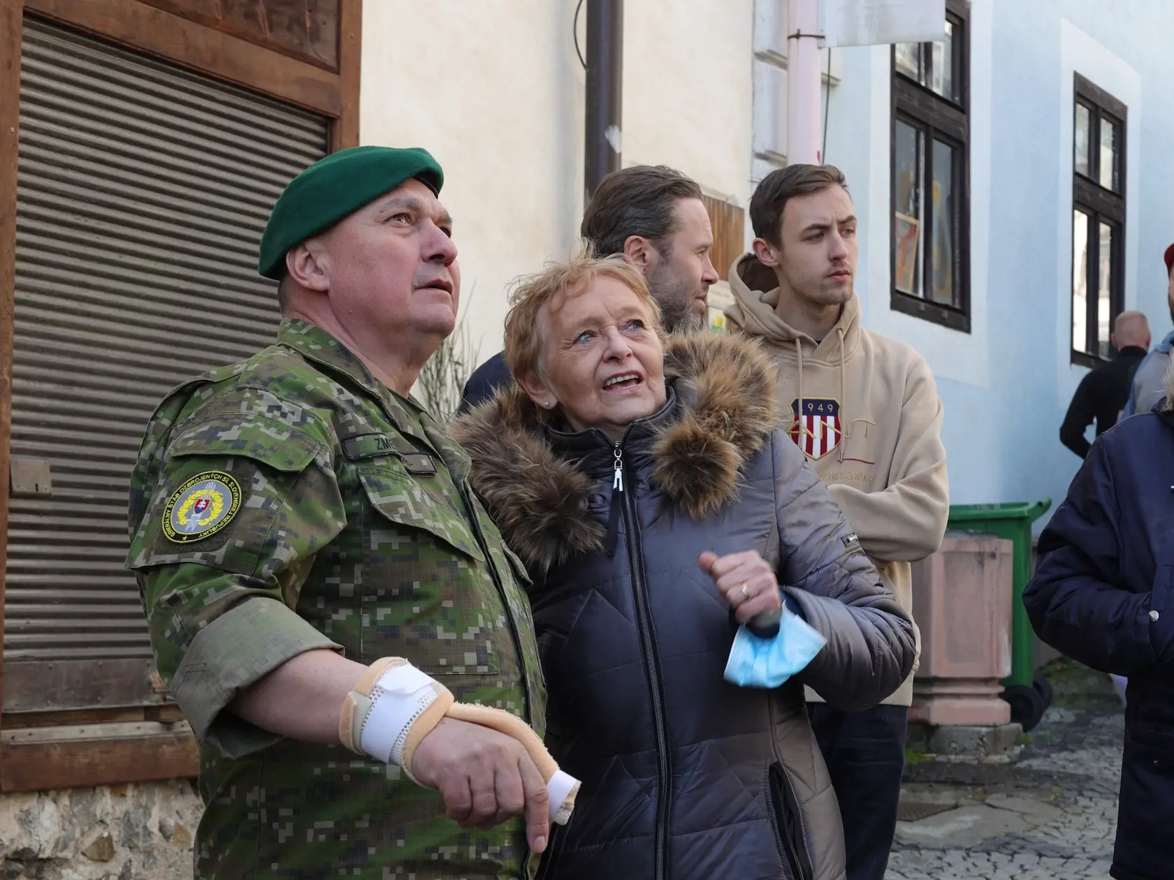 Jaroslav Naď utešuje primátorku mesta Nadeždu Babiakovú.