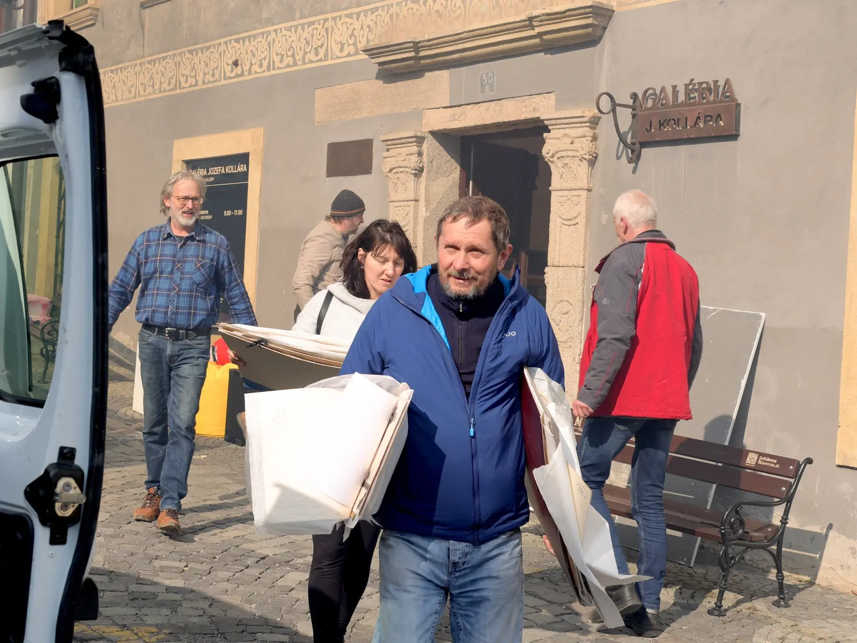 Keďže požiar zachvátil okrem budovy Banky lásky aj Základnú umeleckú školu, mineralogické múzeum Berggericht, či Ústredný banský archív, mesto poprosilo o pomoc domácich. Tí pomáhali vynášať z budov rôzne významné predmety ako staré listiny, či všetky umelecké diela z Galérie J. Kollára, ktorá sa nachádza v blízkosti, a tiež množstvo kníh z antikvariátu.