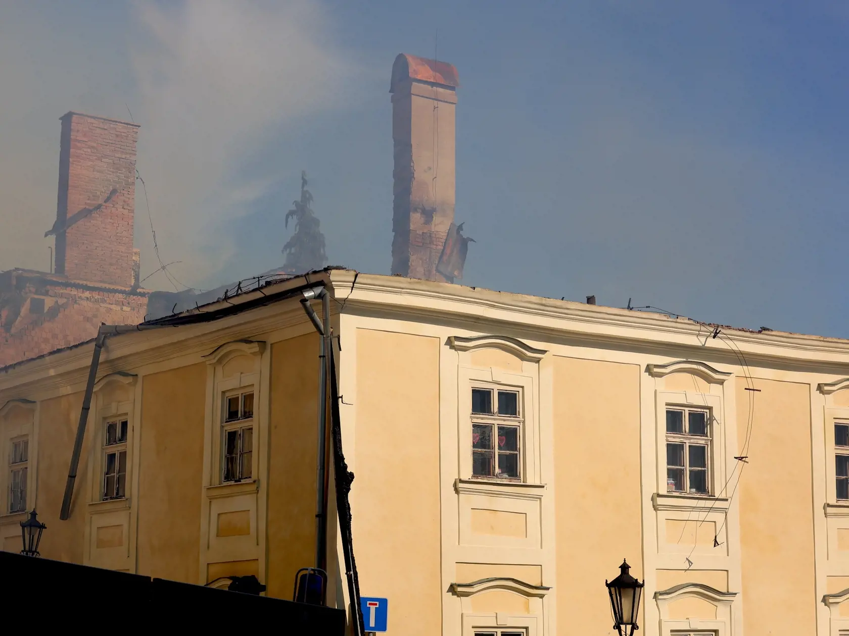 Požiar zachvátil strechu historického objektu s rozlohou cca 400 m2. Na mieste udalosti stále zasahuje množstvo profesionálnych hasičov z Banskej Štiavnice, Žiaru nad Hronom, Banskej Bystrice, Zvolena, Pliešoviec a 13 dobrovoľných hasičov z DHZO Štefultov, Banská Štiavnica a Štiavnické Bane.