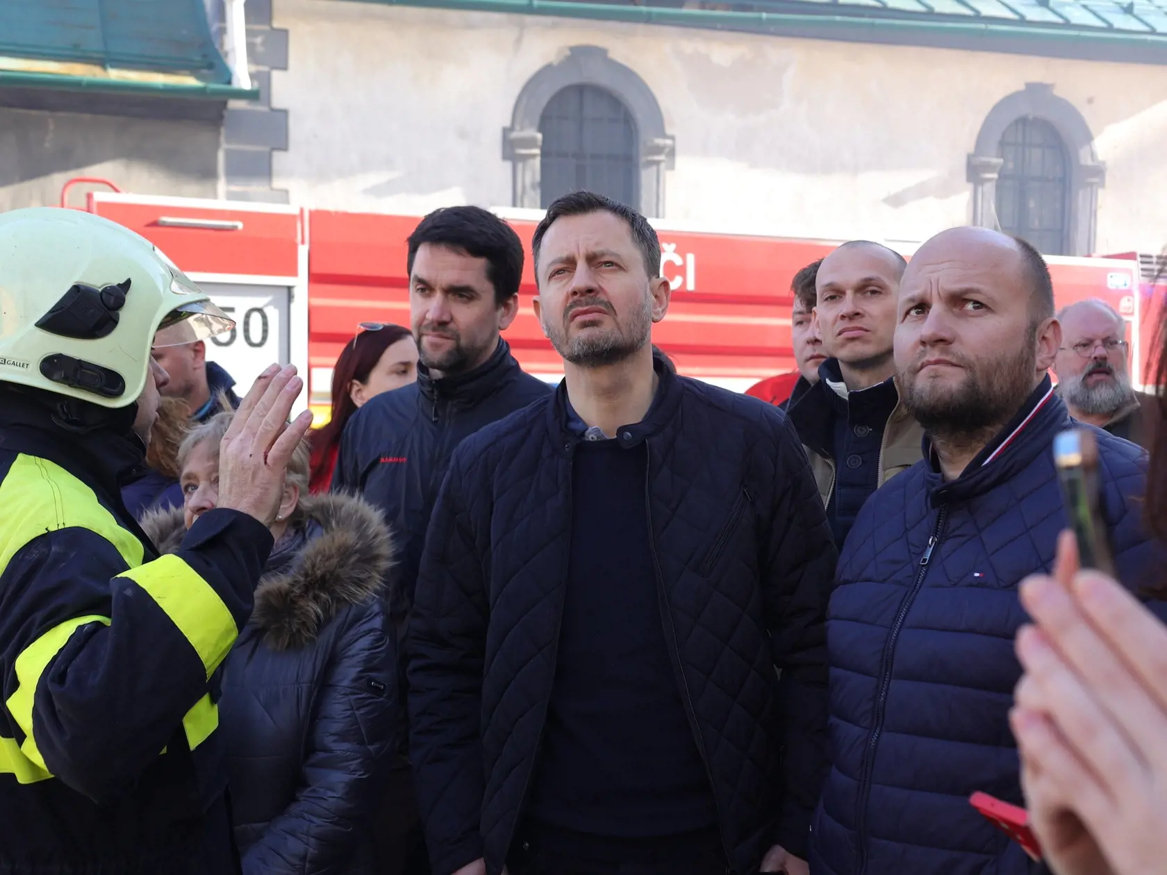 "Mnohé strechy zhoreli, v niektorých aj celé poschodia. Našťastie neprišlo k ujme na zdraví, ani strate na životoch. Ďakujem všetkým hasičom, dobrovoľným hasičom, záchranárom a dobrovoľníkom, ktorí pomohli s evakuáciou dokumentov," povedal Heger s tým, že požiar sa podľa neho podarilo stabilizovať.