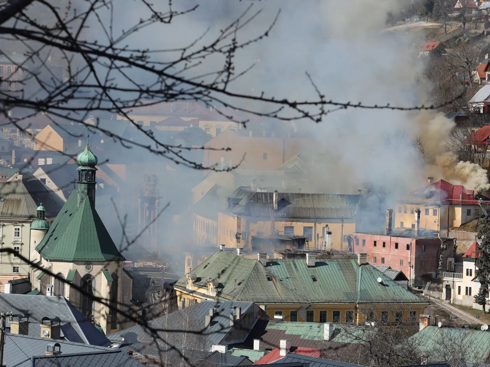 Dátum 18. marec 2023 si budú obyvatelia Banskej Štiavnice pripomínať ako jeden z najsmutnejších. V sobotu doobeda začala v historickom centre mesta horiesť jedna z najobľúbenejších turistických atrakcií a požiar sa rozšíril aj na okolité budovy.