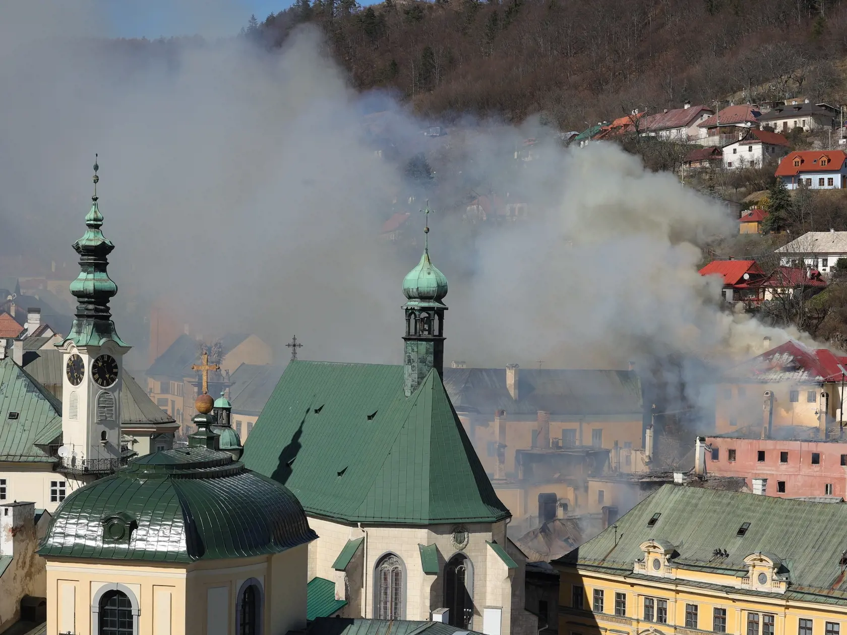 V sobotu doobeda začala v historickom centre mesta horiesť jedna z najobľúbenejších turistických atrakcií a požiar sa rozšíril aj na okolité budovy.