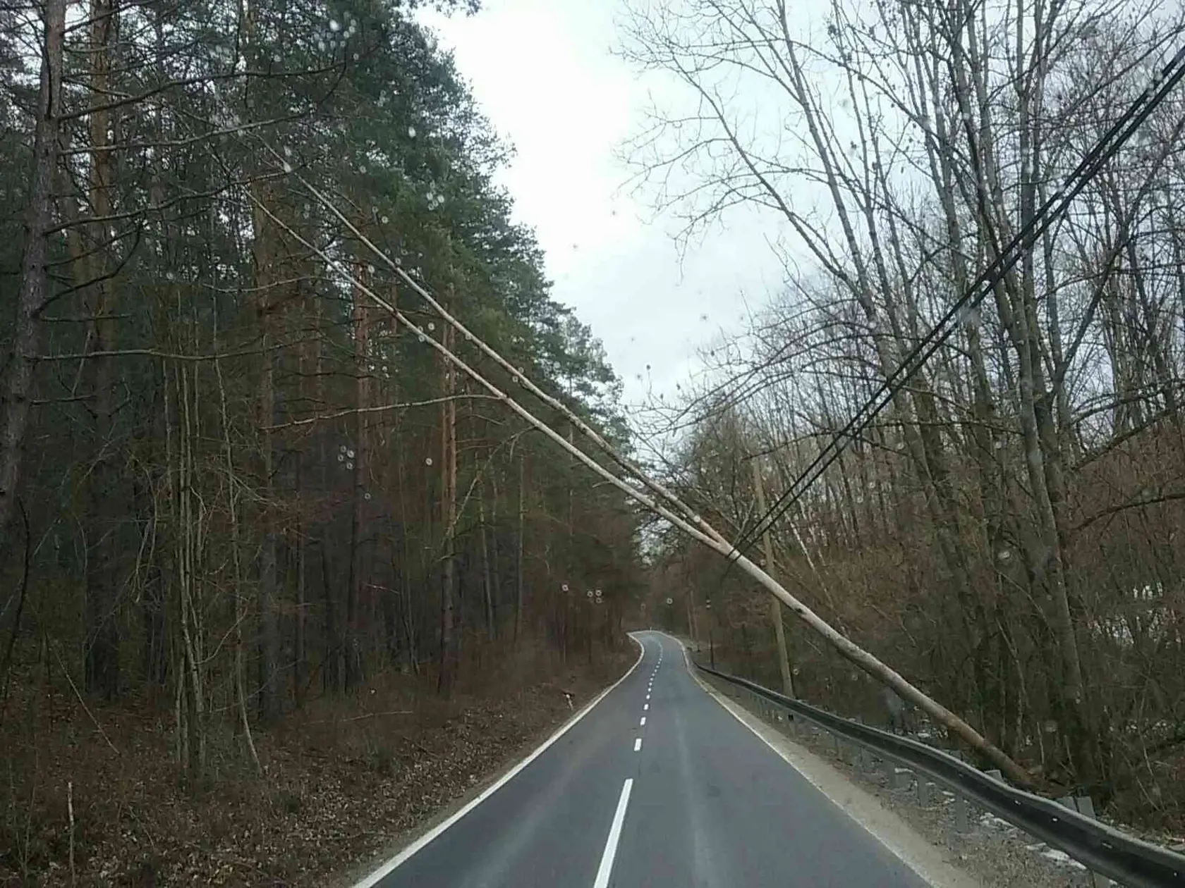 Prvé búrky sa môžu objaviť na západnom Slovensku ešte krátko pred polnocou.
