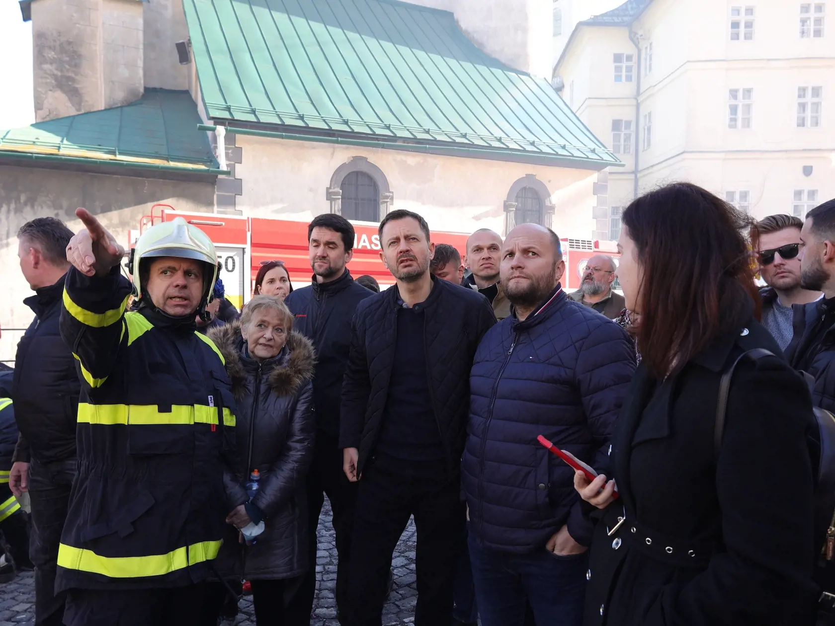 "Mnohé strechy zhoreli, v niektorých aj celé poschodia. Našťastie neprišlo k ujme na zdraví, ani strate na životoch. Ďakujem všetkým hasičom, dobrovoľným hasičom, záchranárom a dobrovoľníkom, ktorí pomohli s evakuáciou dokumentov," povedal Heger s tým, že požiar sa podľa neho podarilo stabilizovať.