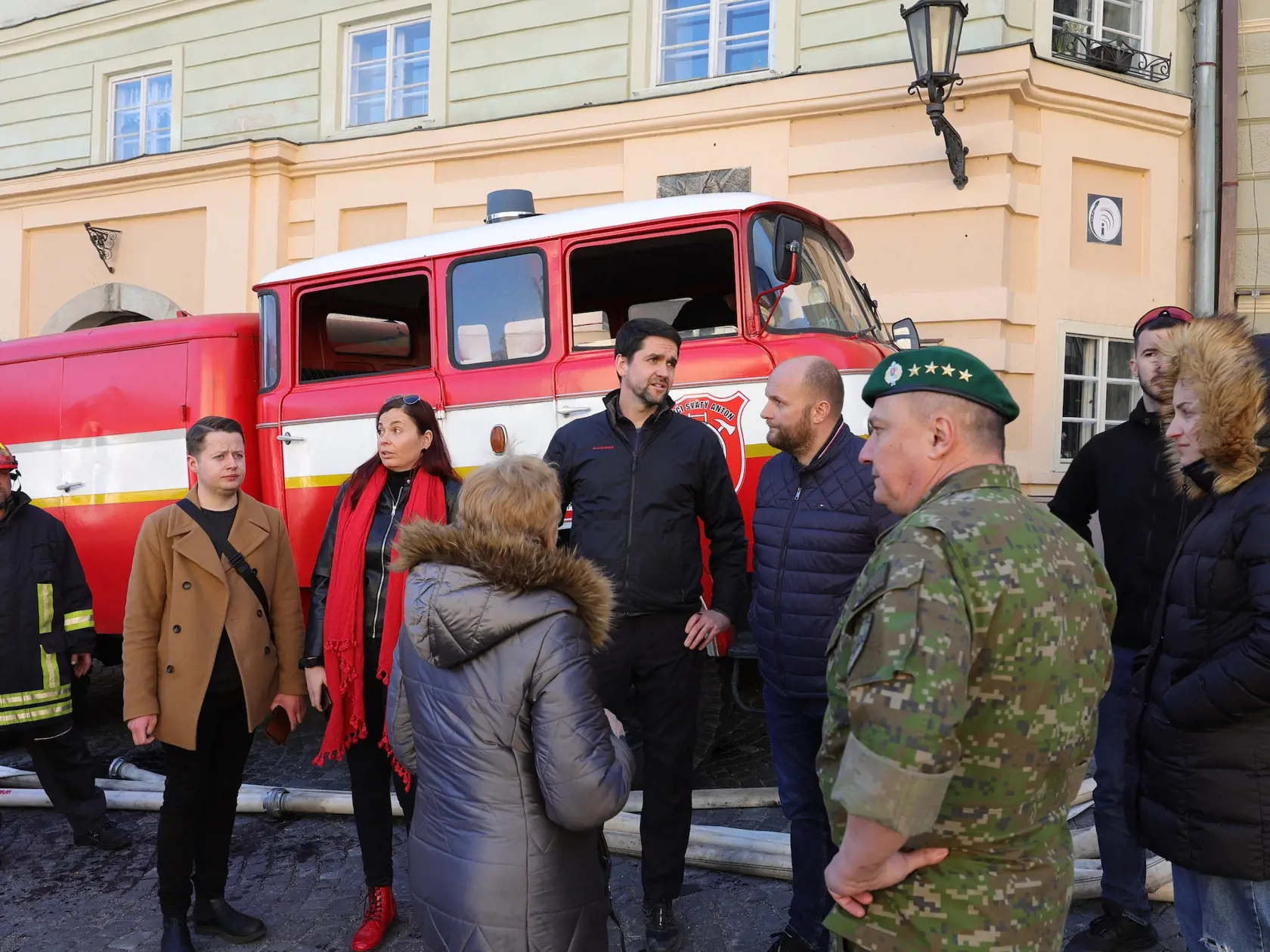 "Rozsah je devastačný, osem zasiahnutých budov. Hasiči v plnom nasadení, osobitne ďakujem každému, kto sa tu teraz na mieste snaží predísť ešte väčším škodám. Kraj poskytne akúkoľvek súčinnosť a kapacity, ktoré máme a pomôžu," povedal banskobystrický župan Ondrej Lunter, ktorý tiež prišiel na miesto.