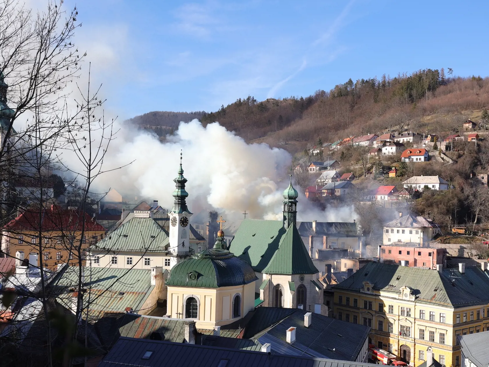 Požiar zachvátil strechu historického objektu s rozlohou cca 400 m2. Na mieste udalosti stále zasahuje množstvo profesionálnych hasičov z Banskej Štiavnice, Žiaru nad Hronom, Banskej Bystrice, Zvolena, Pliešoviec a 13 dobrovoľných hasičov z DHZO Štefultov, Banská Štiavnica a Štiavnické Bane.