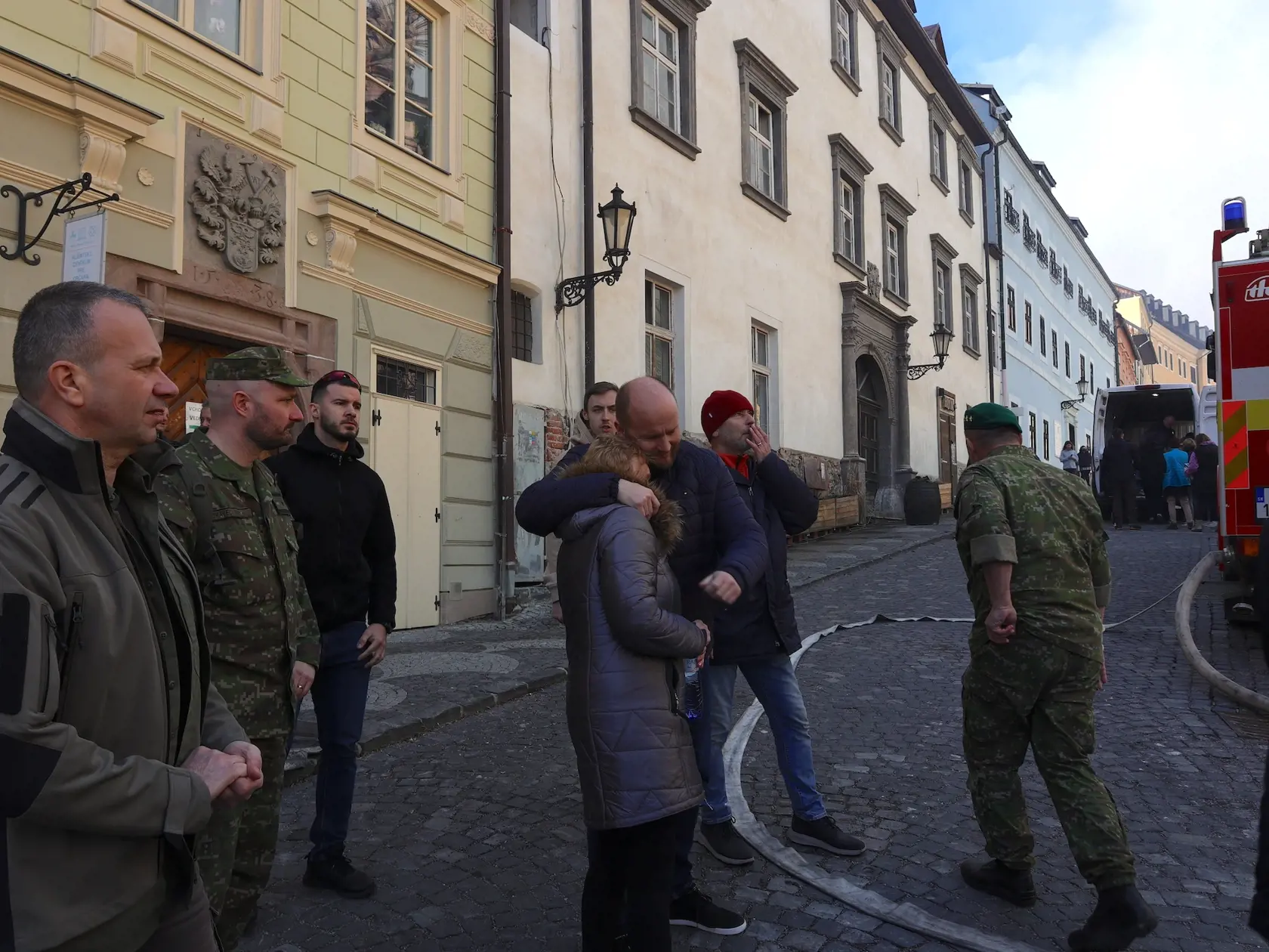 Jaroslav Naď utešuje primátorku mesta Nadeždu Babiakovú.