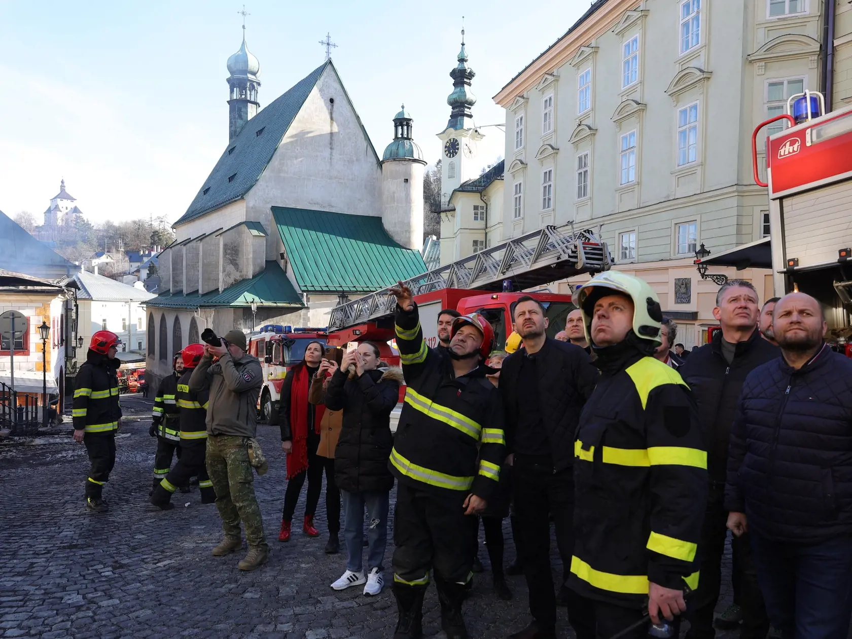 "Mnohé strechy zhoreli, v niektorých aj celé poschodia. Našťastie neprišlo k ujme na zdraví, ani strate na životoch. Ďakujem všetkým hasičom, dobrovoľným hasičom, záchranárom a dobrovoľníkom, ktorí pomohli s evakuáciou dokumentov," povedal Heger s tým, že požiar sa podľa neho podarilo stabilizovať.